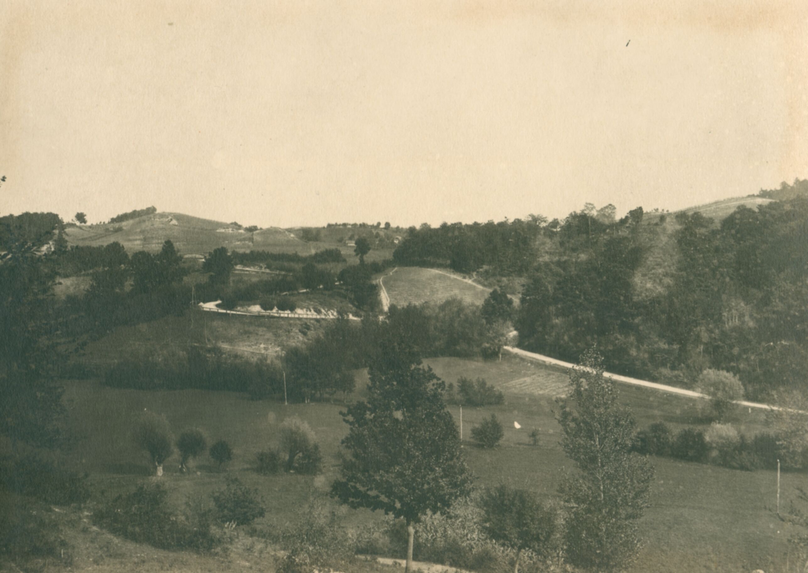 Vaso Margetić (?), Lika – krajolik sa cestom