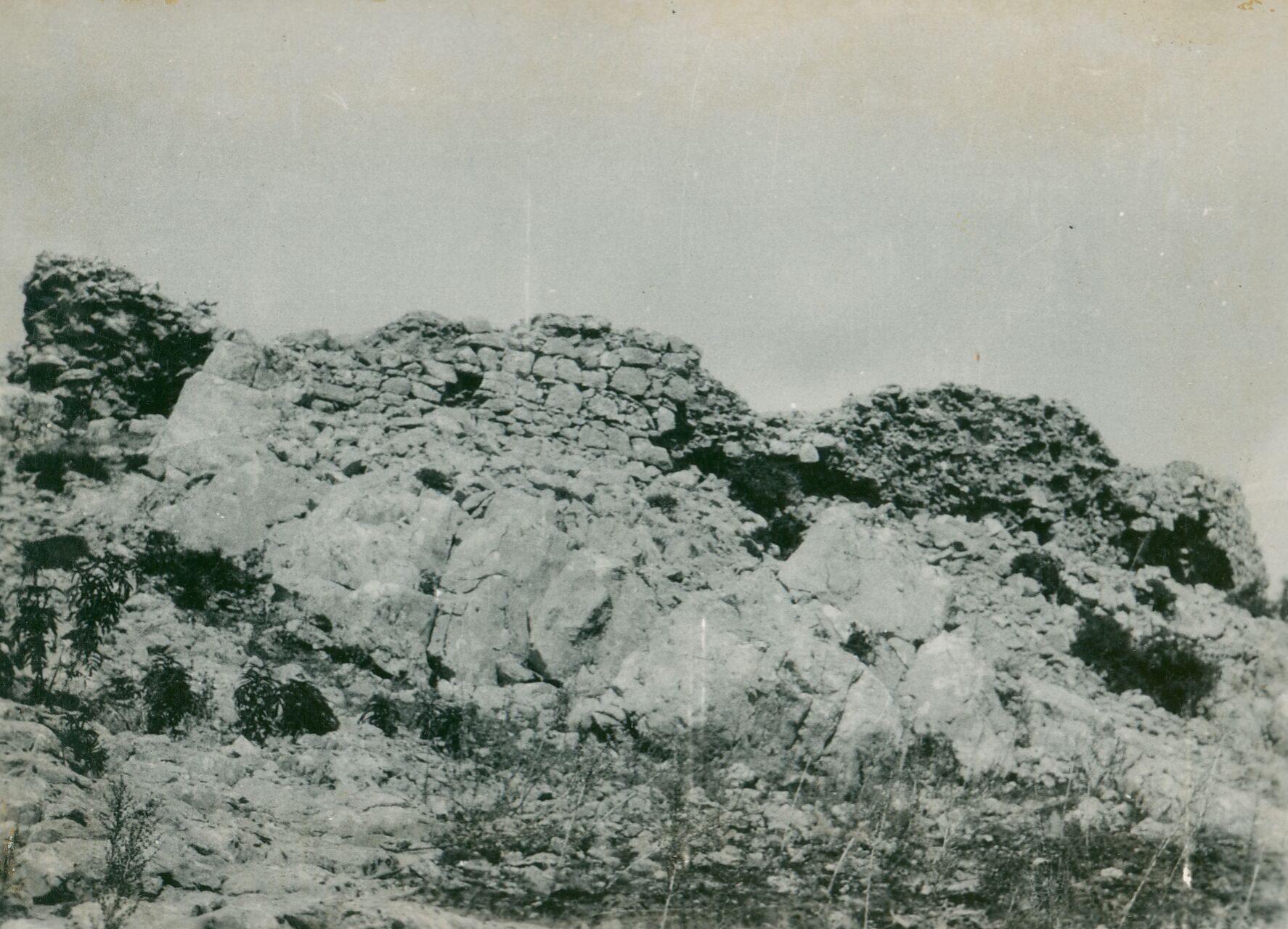 Većeslav Henneberg, Medak - Gradina Medak, zidine izbliza