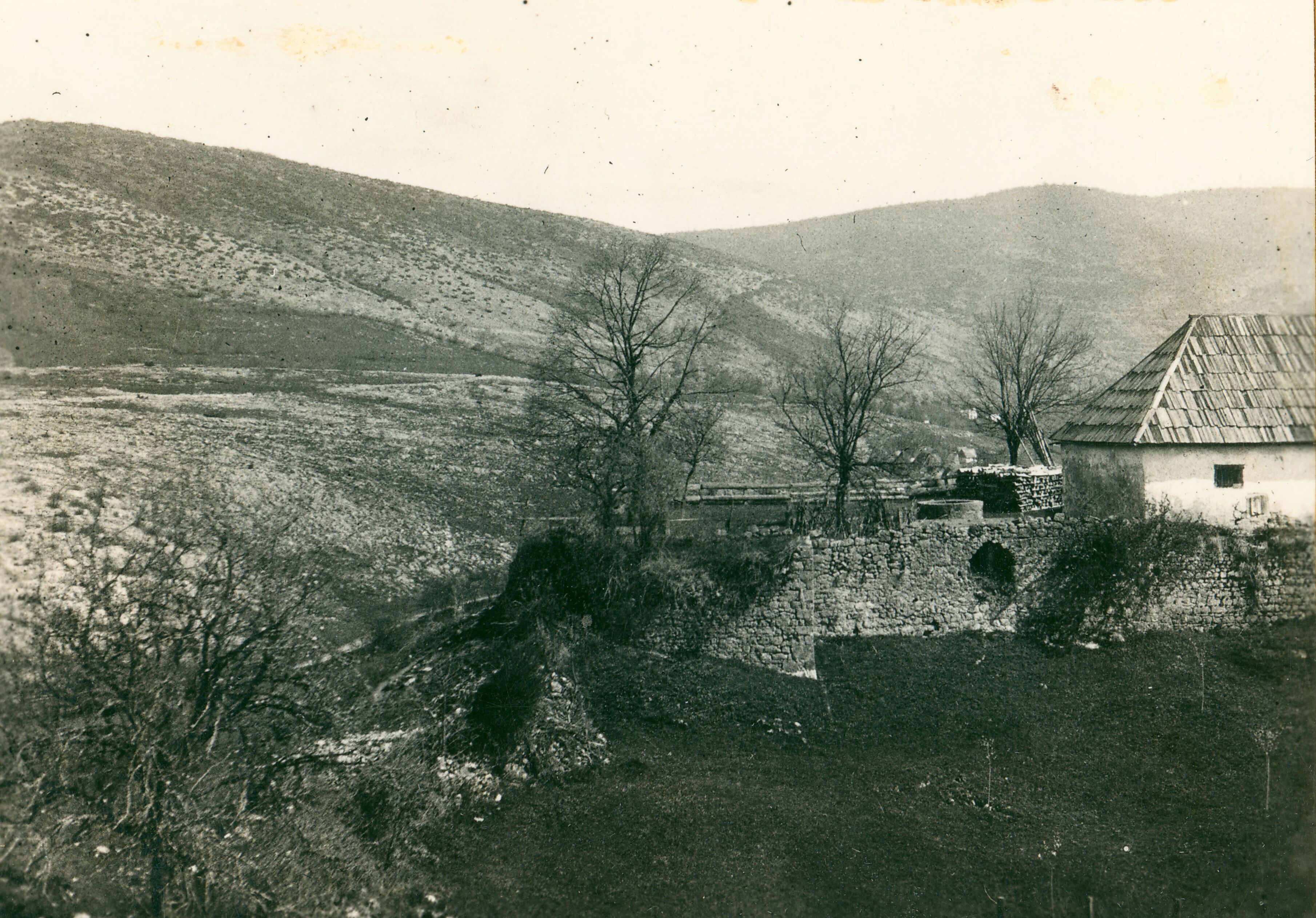 Većeslav Henneberg, Brlog (Otočac) - Grad srednjovjekovni, zidine