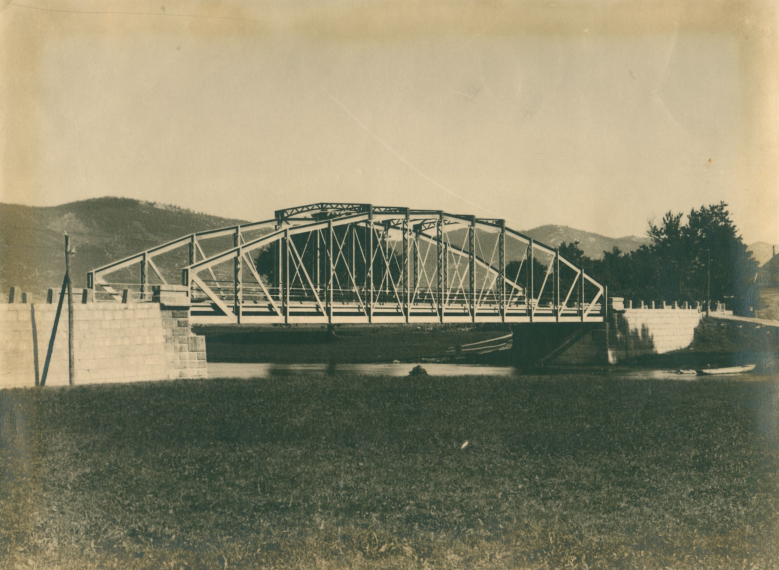 Vaso Margetić, Lešće – most sa željeznom konstrukcijom, preko Gacke, izveden 1889. g.
