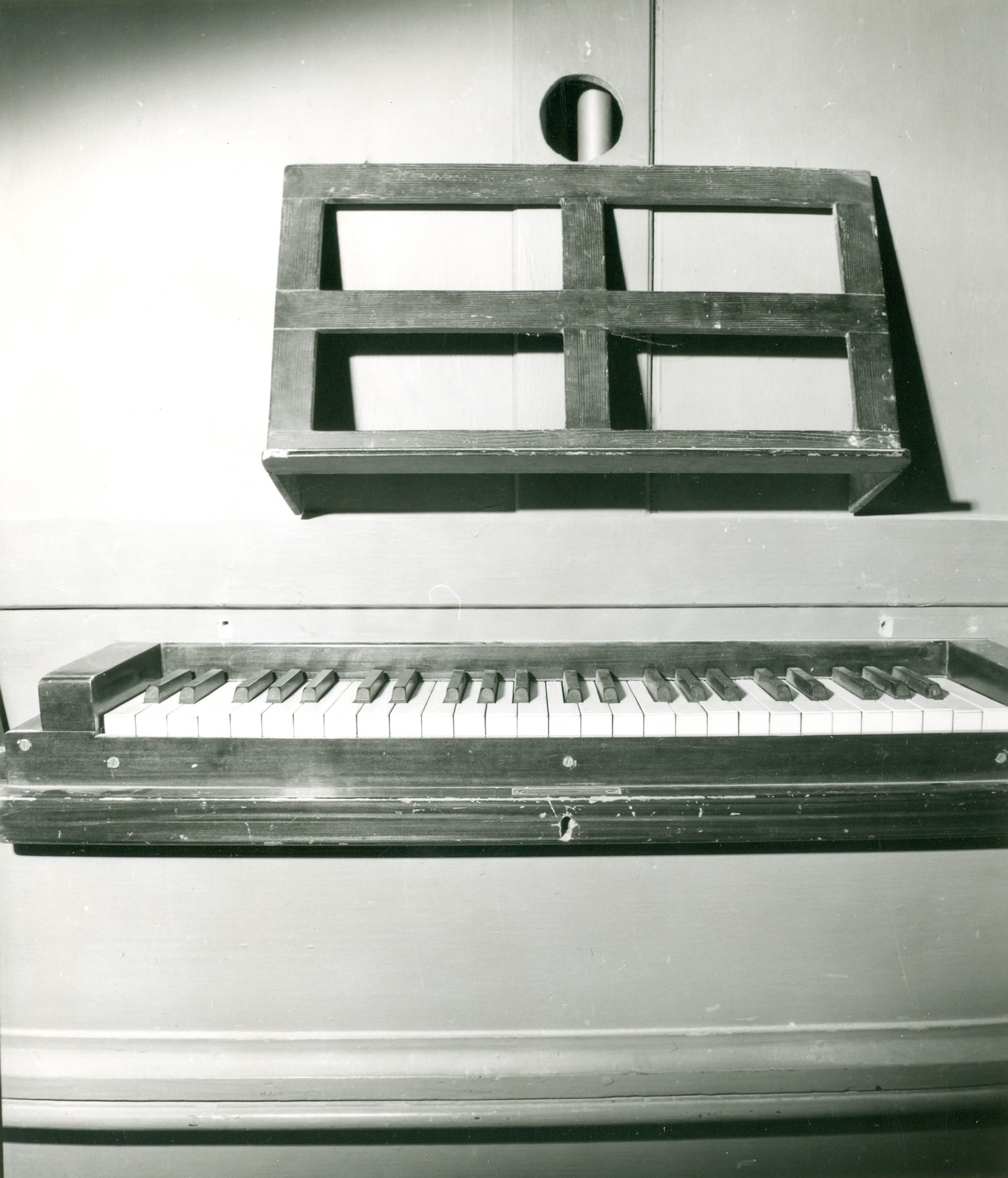 Nino Vranić, Gušćerovac (Križevci) - Kapela Sv. Antuna Padovanskog - Detalj sviraonika - klavijatura i držač partitura