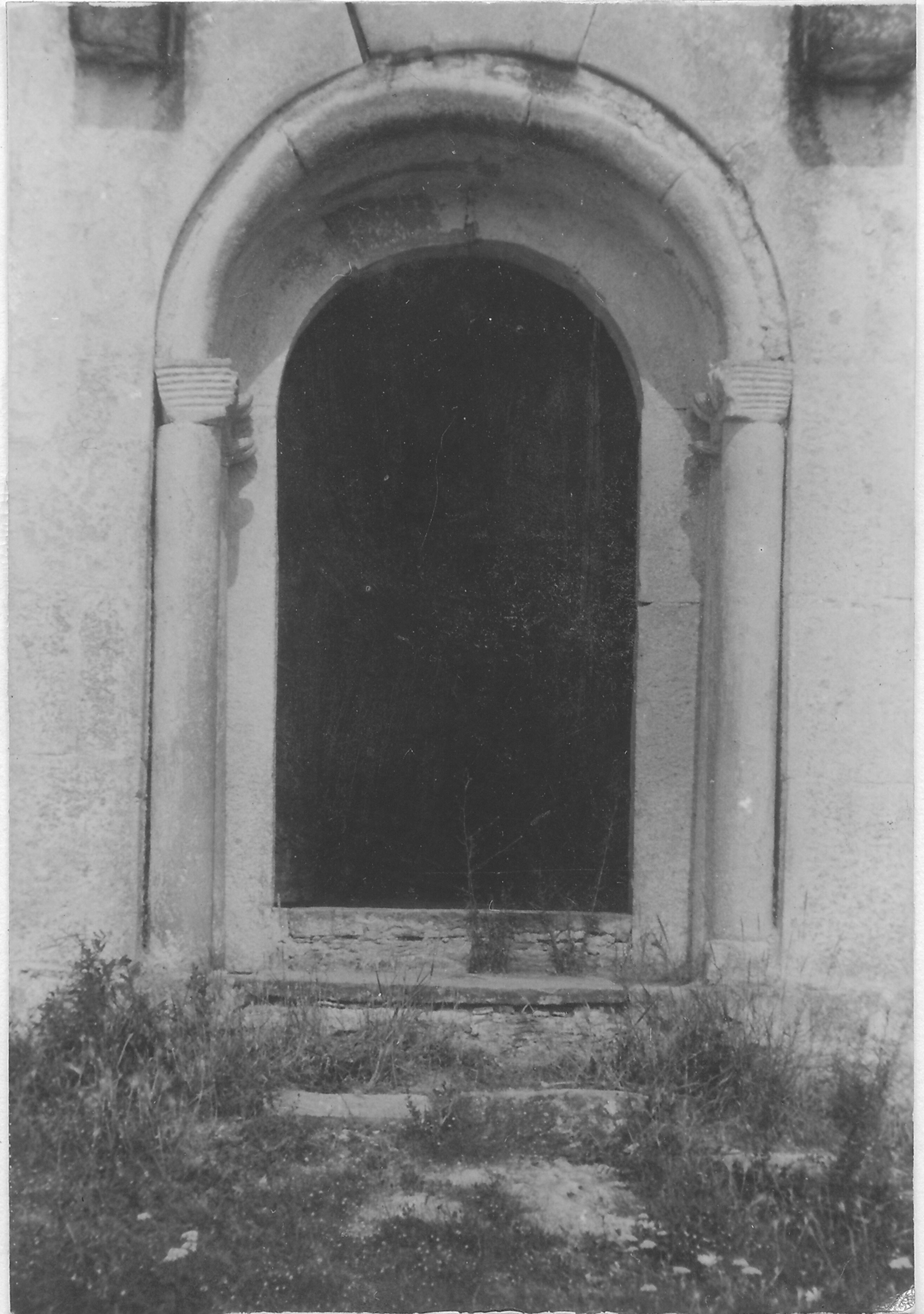 Branko Fučić, Jesenovik (Latkovići, Kršan), kapela sv. Kvirina, detalj vanjštine: romanički portal, rustične obrade