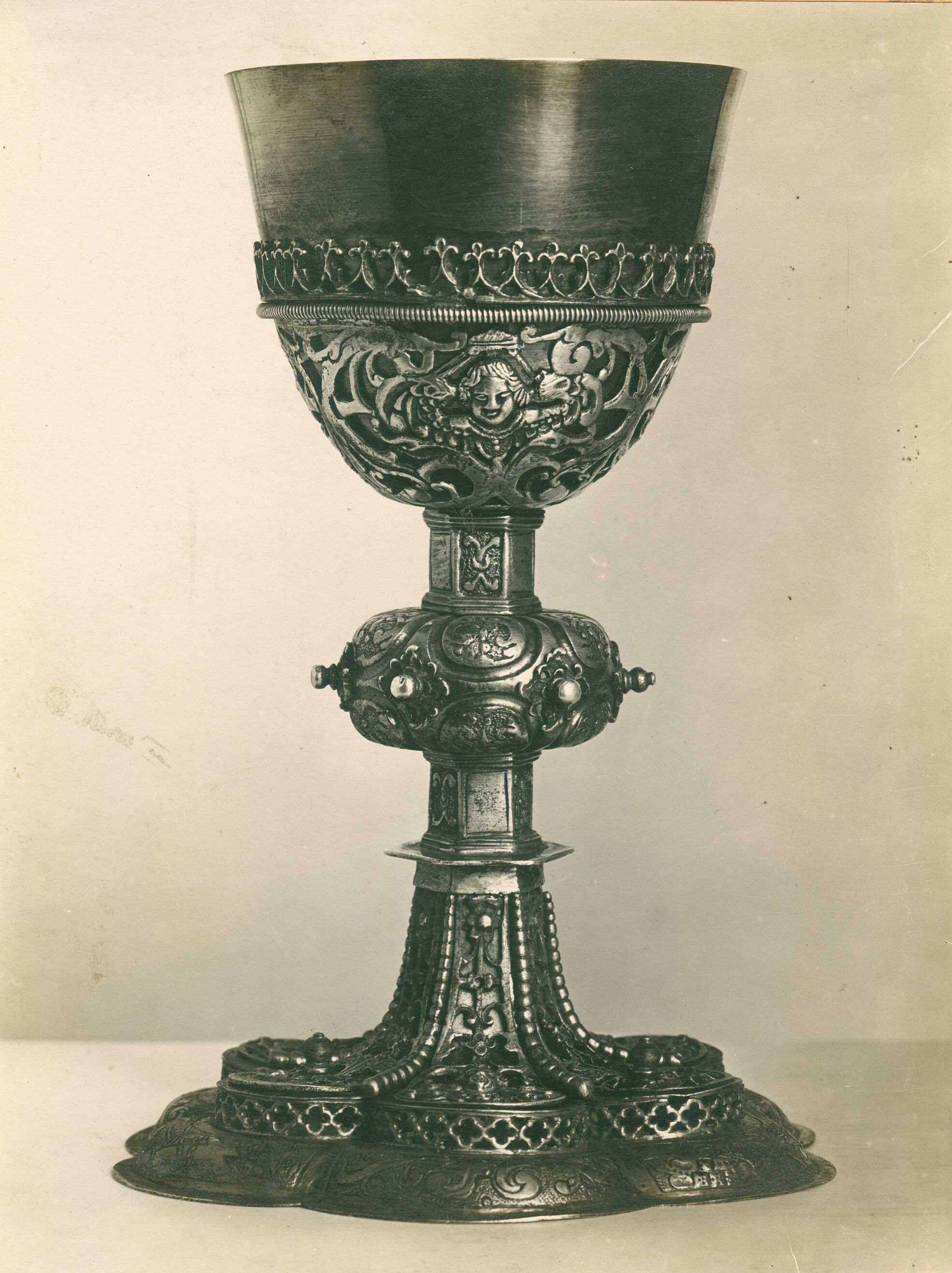 Vladimir Tkalčić, Zagreb - Zagrebačka katedrala - Kalež, pozlaćen; nožica ukrašena, kao i donji dio čaške, ornamentom na proboj baroknih stilskih karakteristika, dok je nodus zadržao gotičke forme