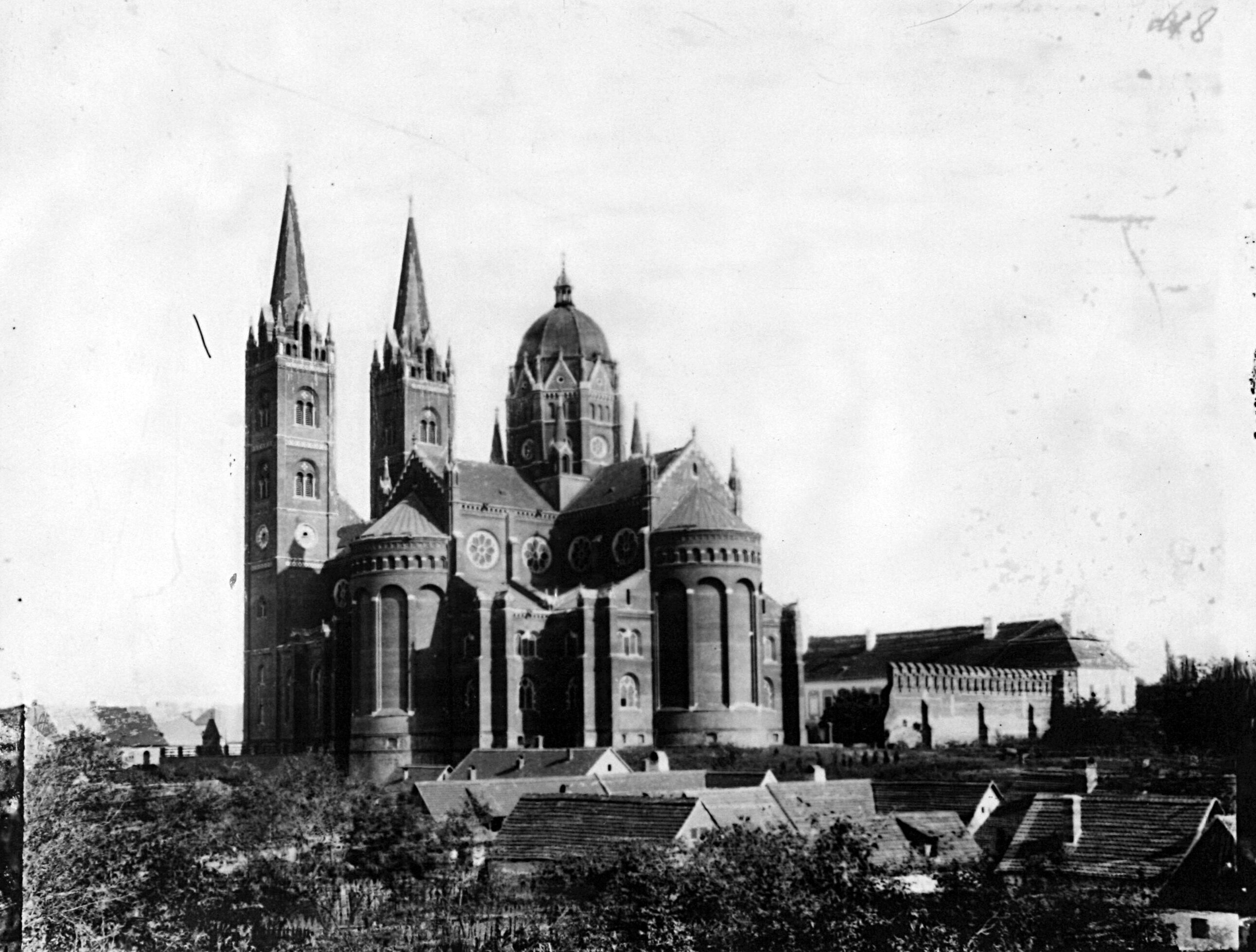Josip Brunšmid (?), Đakovo – katedrala Sv. Petra, vanjština: pogled s jugoistoka; desno od crkve srednjovjekovni zid