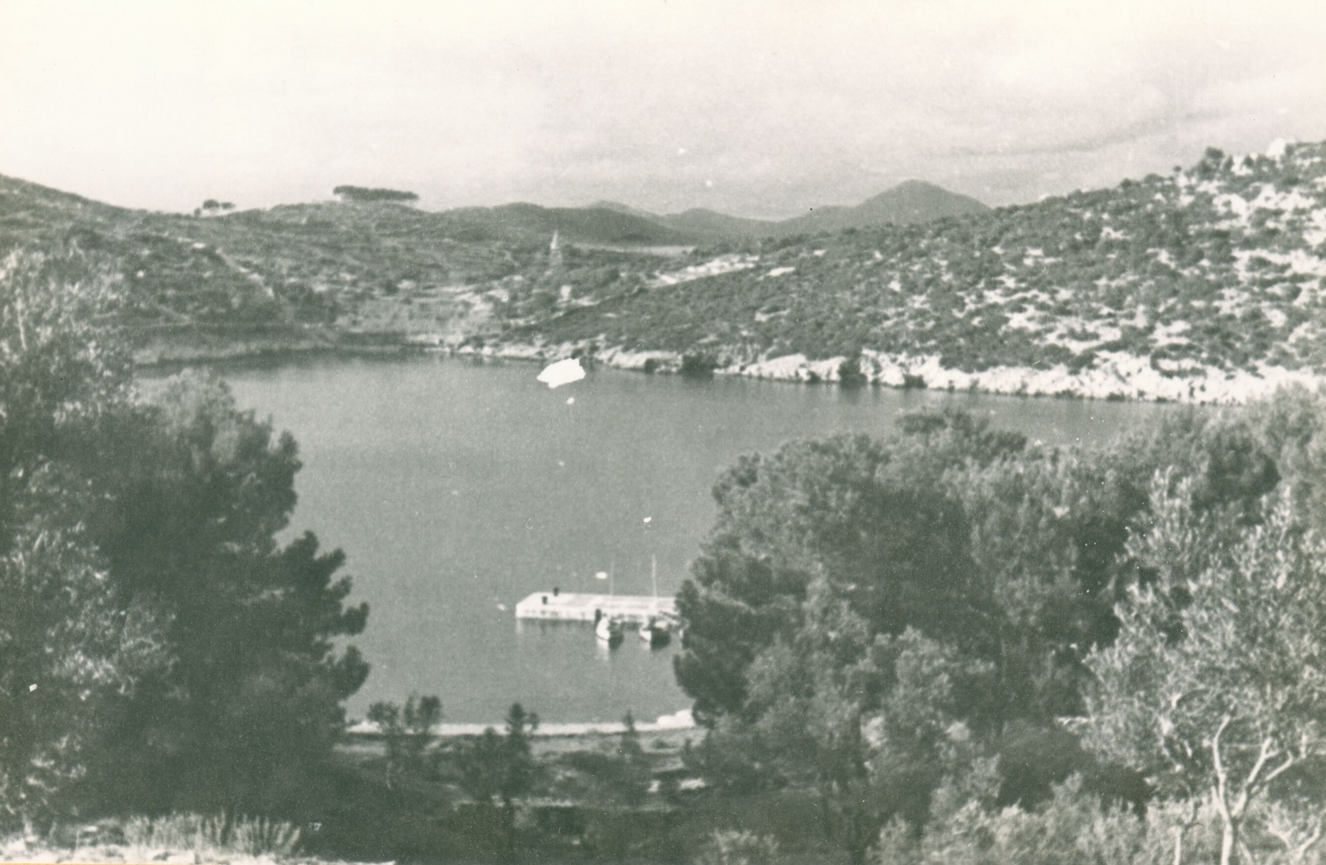 Branko Fučić, Mali Lošinj, uvala, pogled s juga na groblje s crkvom sv. Martina