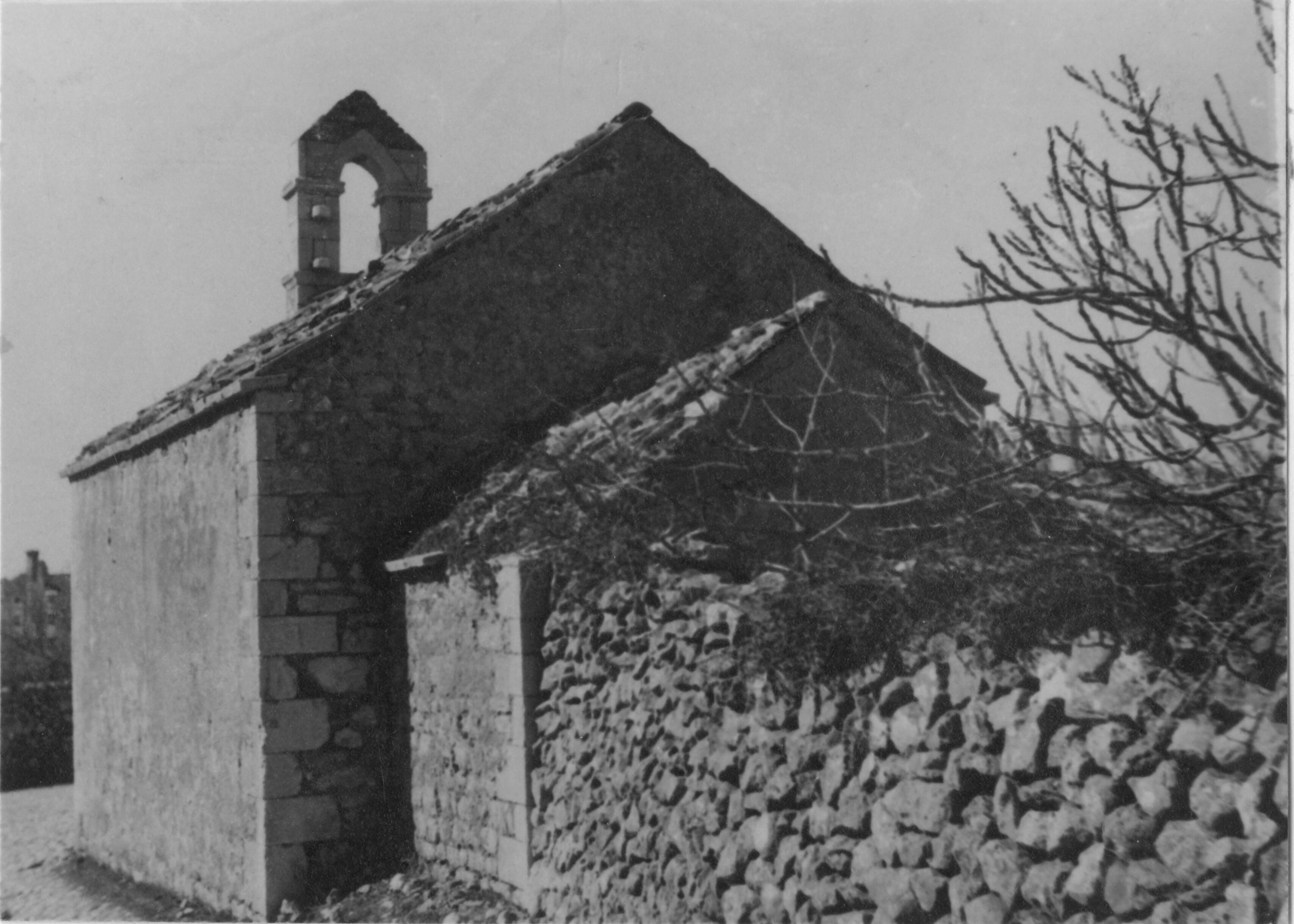 Branko Fučić, Cres, Kapela sv. Marije Magdalene, vanjština: pogled s jugoistočne strane na svetište; gotička gradnja iz 1403. godine