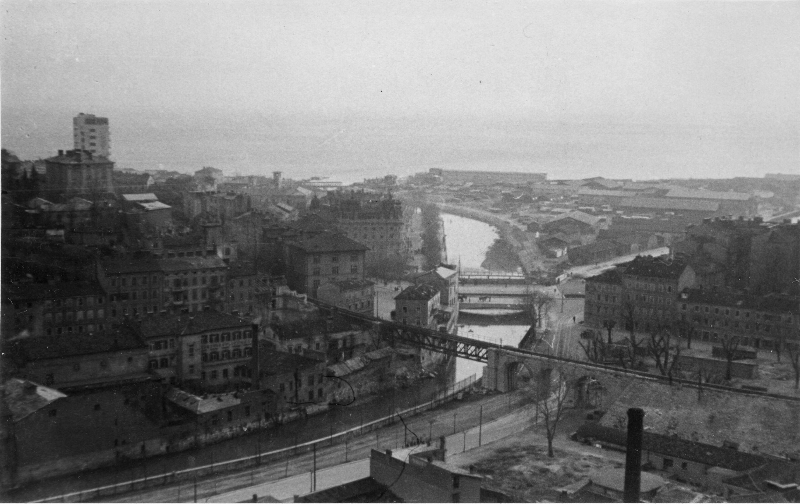 Branko Fučić, Sušak (Rijeka), pogled iz Rijeke na Sušak: Rječina, kolni i željeznički most