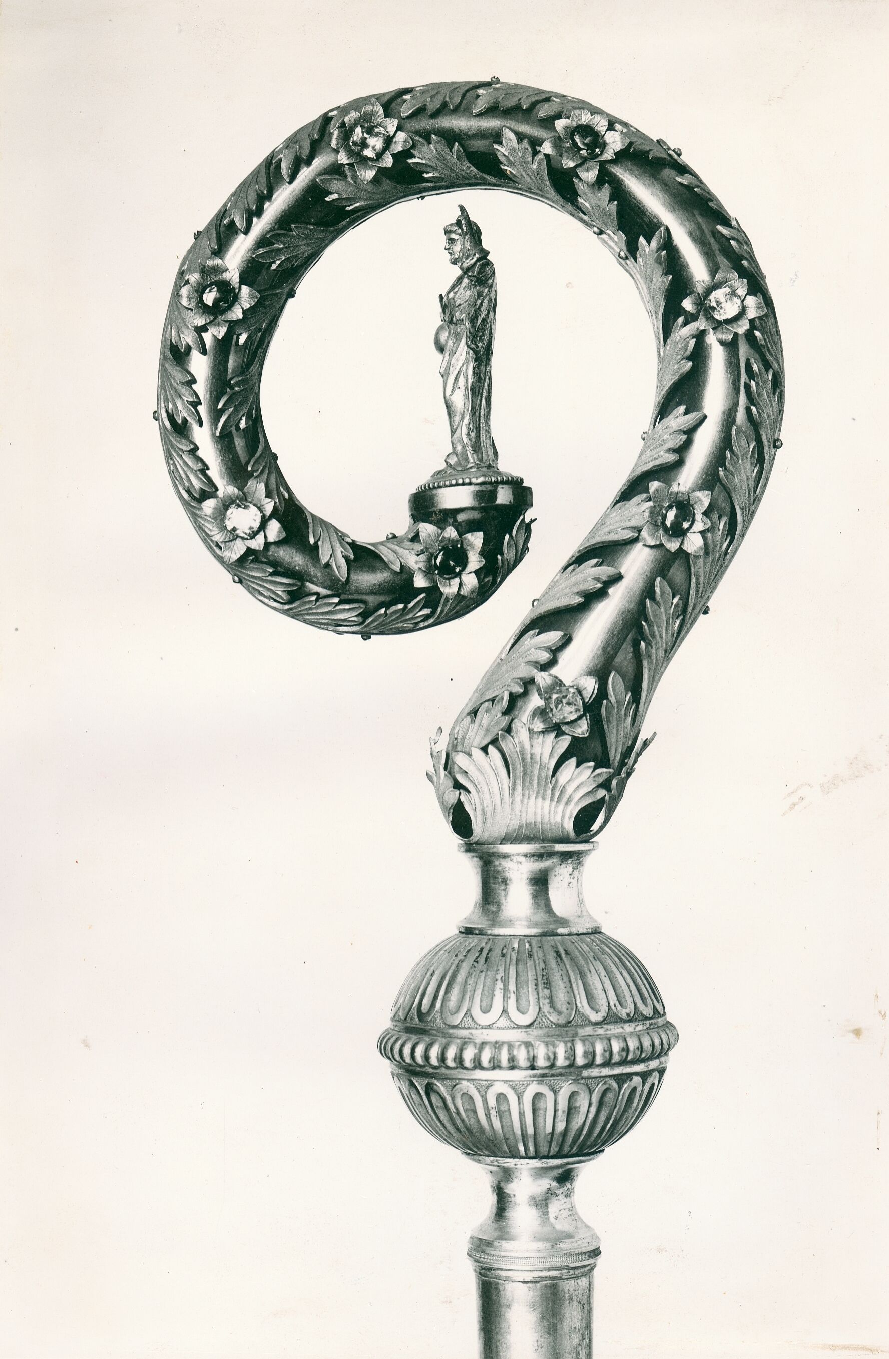 Vladimir Tkalčić, Zagreb - Zagrebačka katedrala - Biskupski štap, kuka, oblo savijena, završava likom sveca