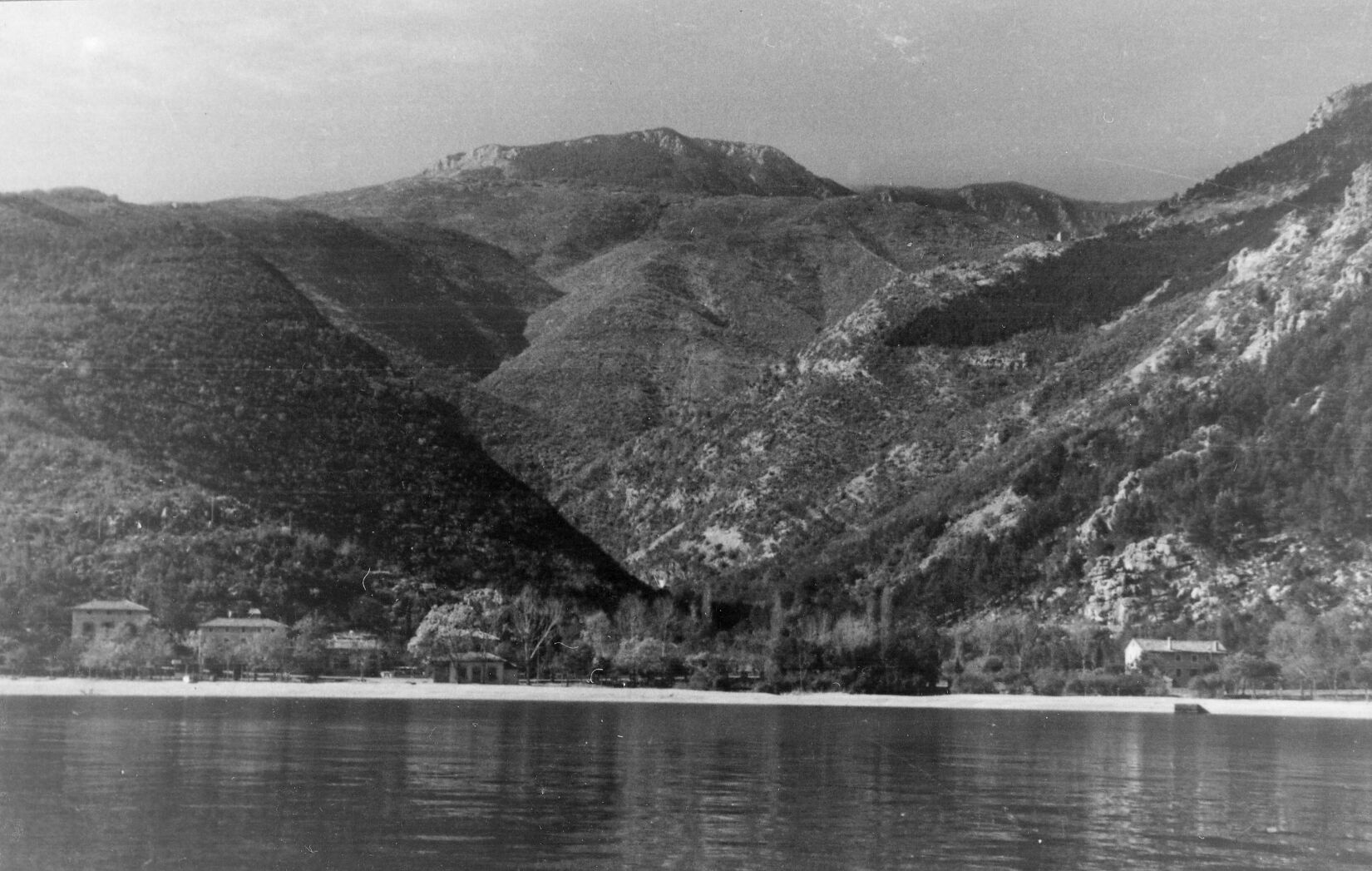 Branko Fučić, Medveja (Lovran), panorama mjesta s mora, u pozadini Učka