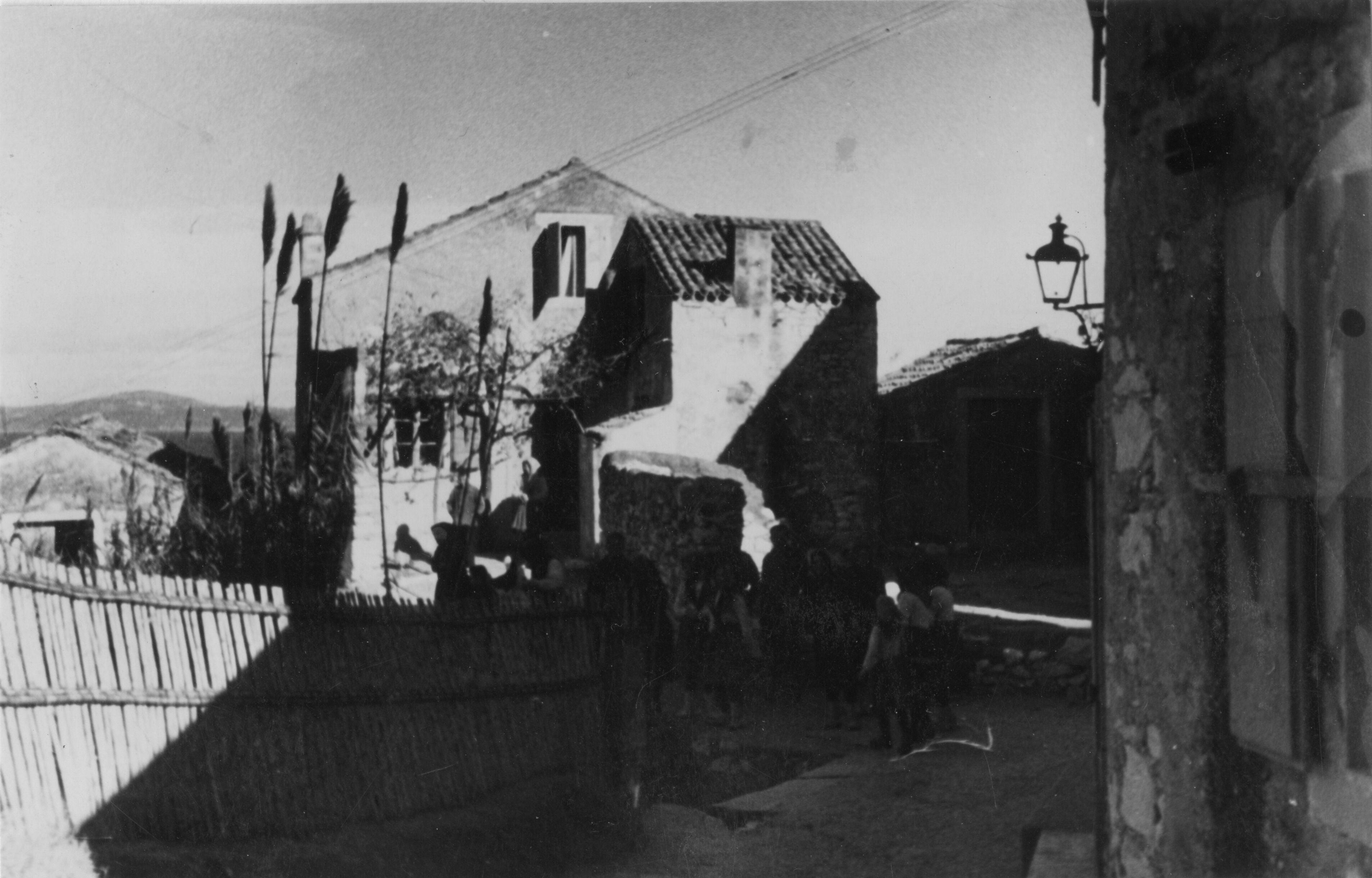 Branko Fučić, Susak (Mali Lošinj), dio mjesta s narodom odjevenim po starinski