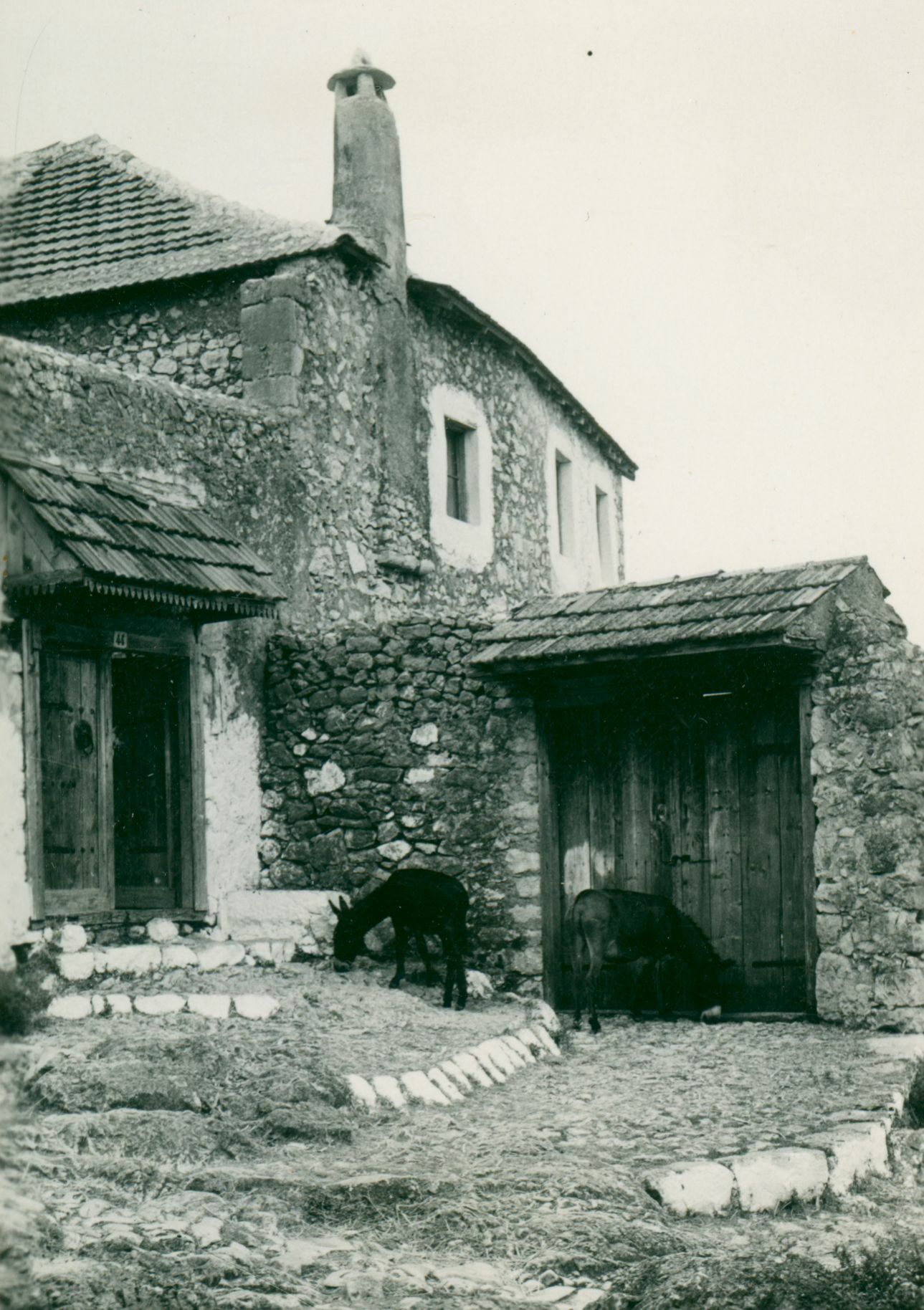 Većeslav Henneberg, Počitelj - kuća s kvadratičnim dimnjakom