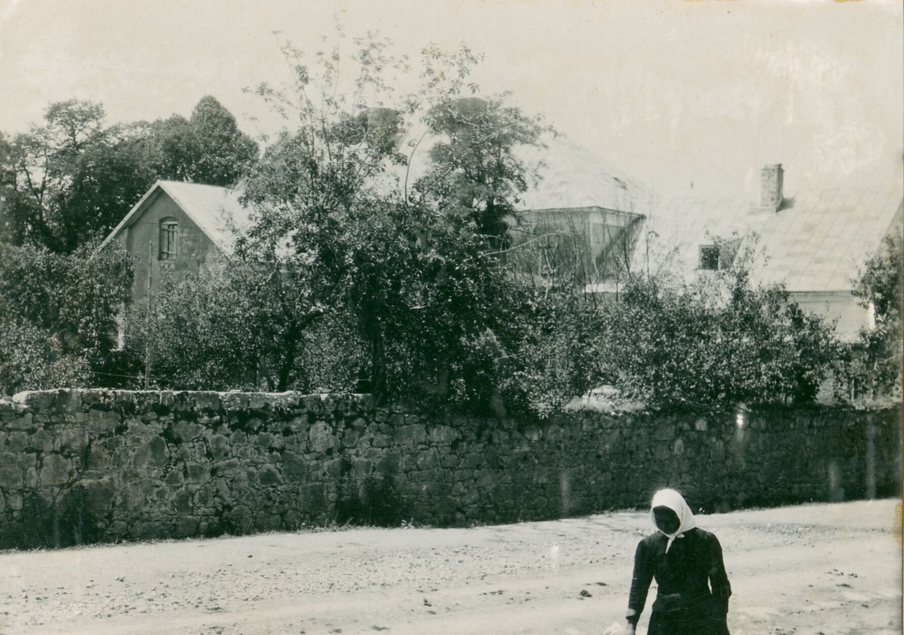 Većeslav Henneberg, Medak - Dvor vladičanski (nekoć) iz 18. st., sada škola