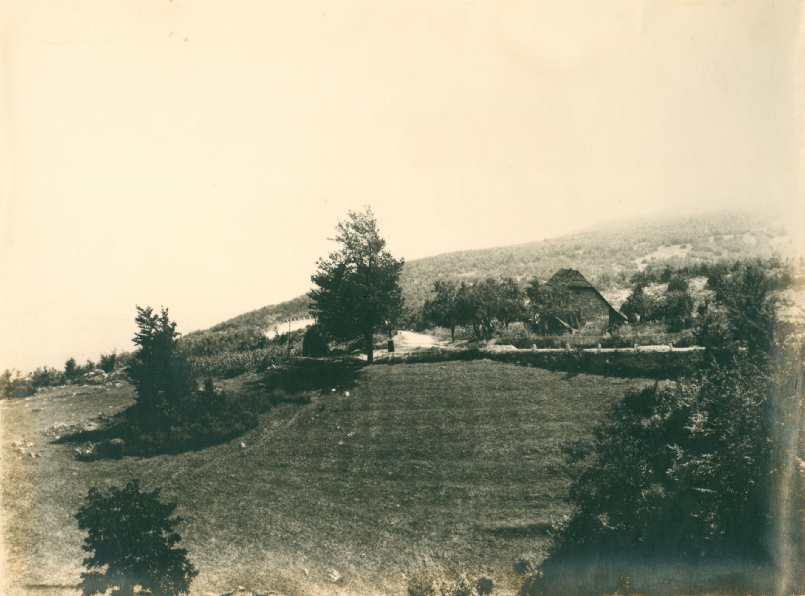 Vaso Margetić, Ličko Petrovo Selo – cesta kod sela