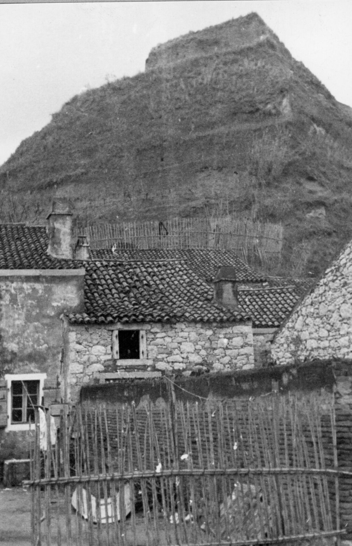 Branko Fučić, Susak (Mali Lošinj), kuće u naselju, u pozadini pješčane formacije