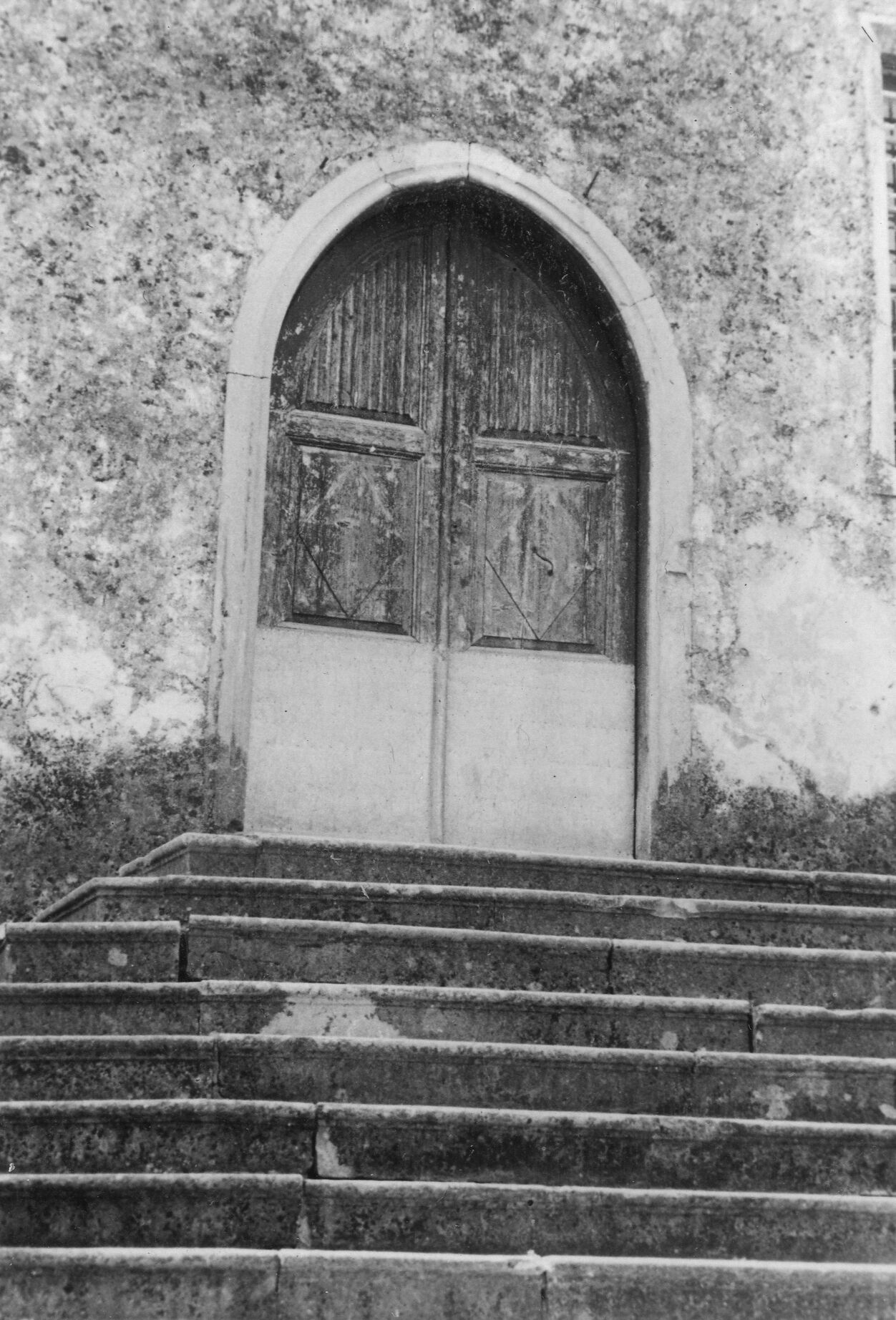 Branko Fučić, Završje (Grožnjan), župna crkva sv. Križa iz 1579. godine, detalj vanjštine: glavni portal sa stubištem pred njim
