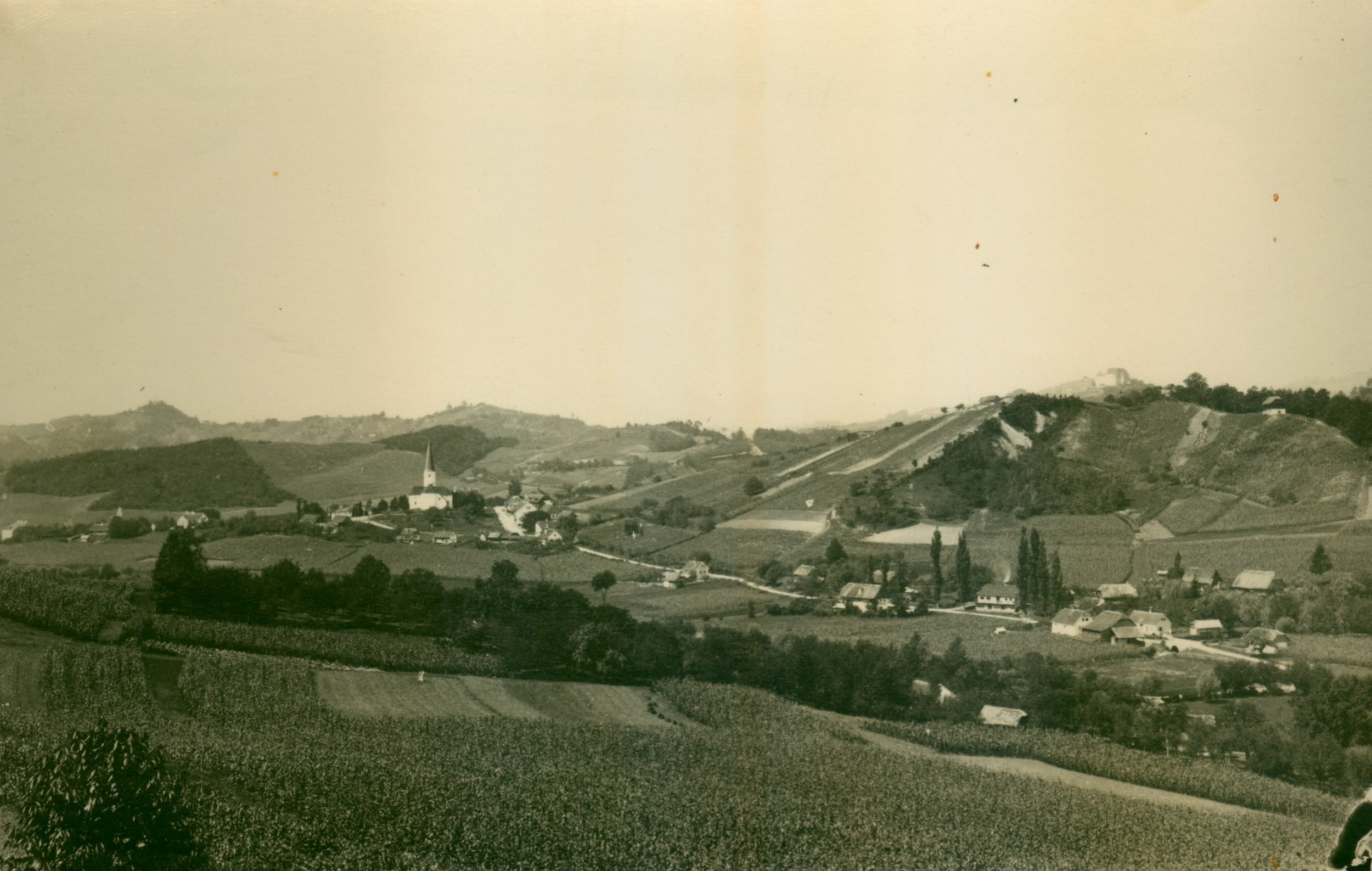 Josip Brunšmid, Desinić - panorama mjesta sa župnom crkvom sv. Jurja, desno u pozadini Veliki Tabor