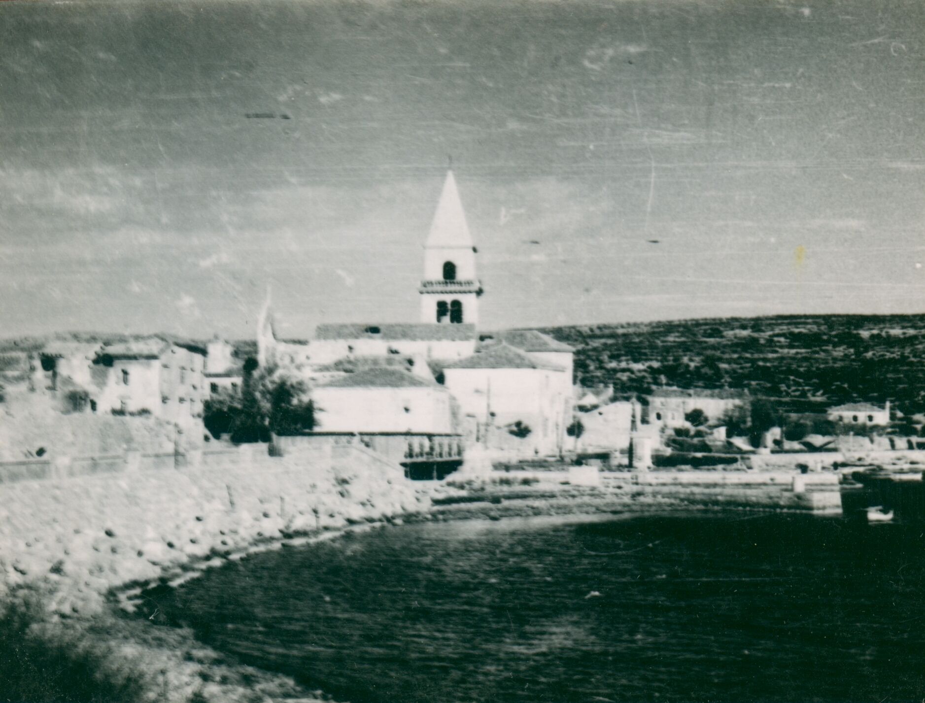 Branko Fučić, Osor (Mali Lošinj), veduta grada s oštećenom katedralom, sa zapadne strane