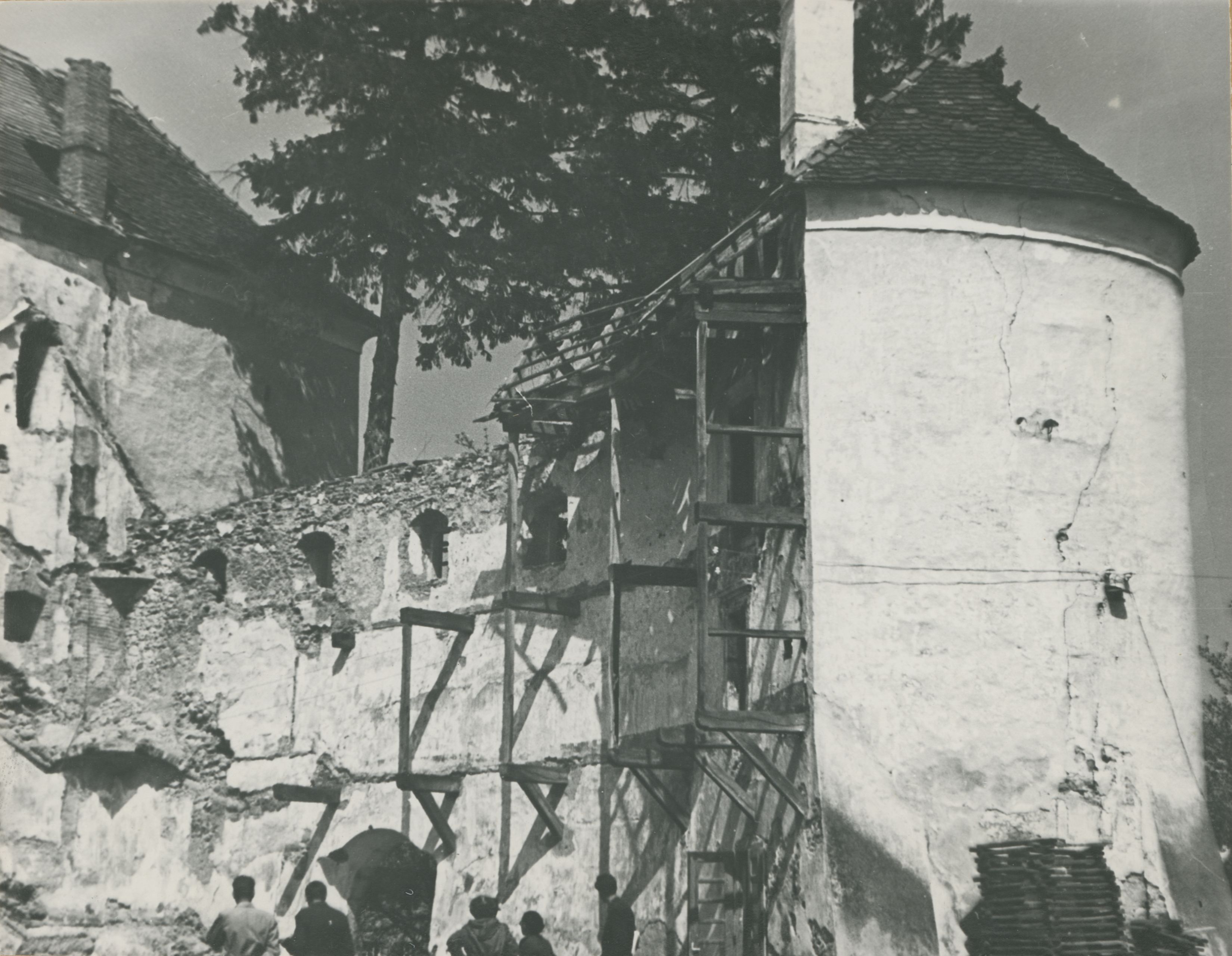neutvrđen autor, Ivanec - Stari grad, dvorišni zid, glavni ulaz