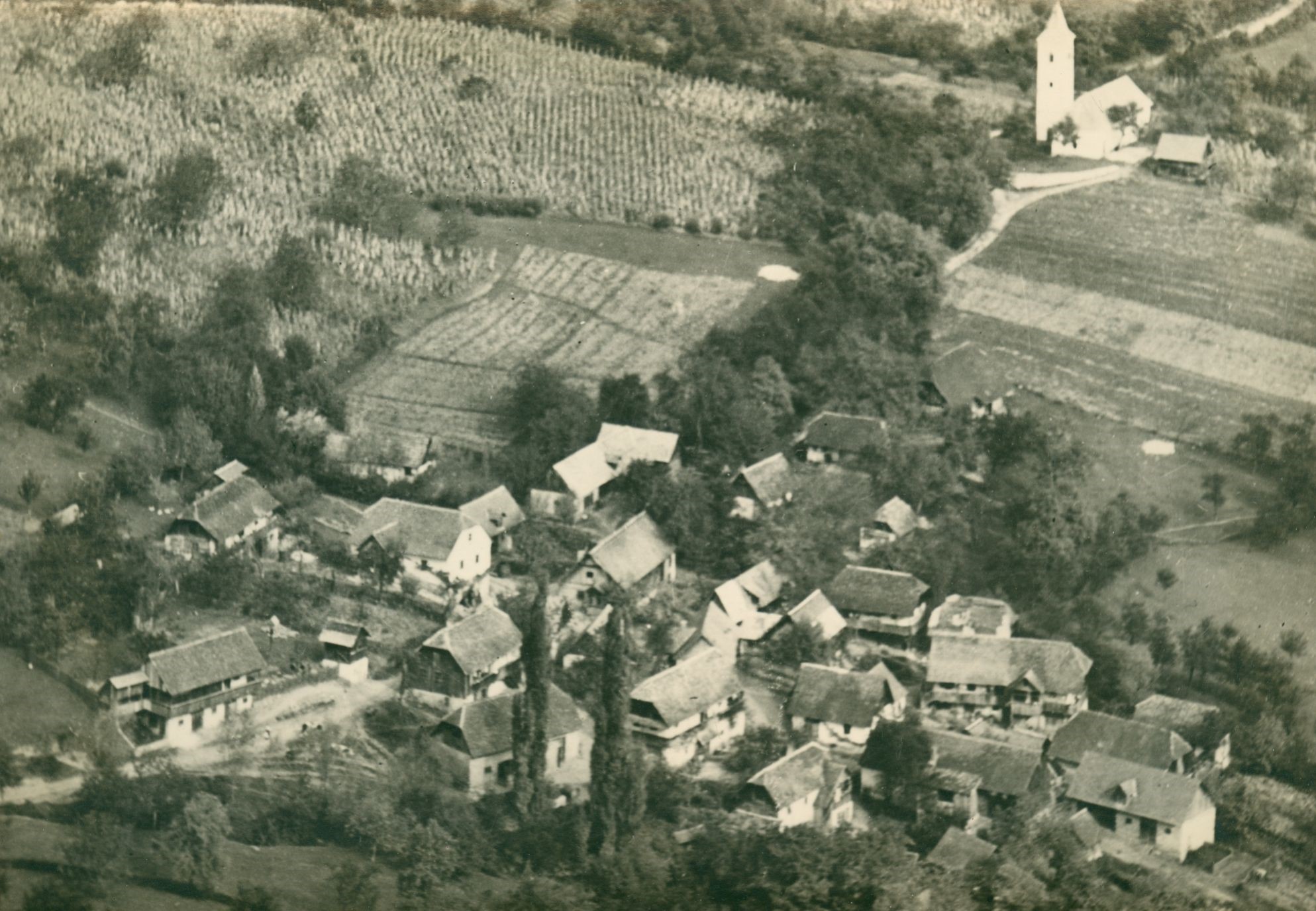 Vladimir Horvat, Klake - Panorama sela pod Okić gradom s kapelom sv. Antuna