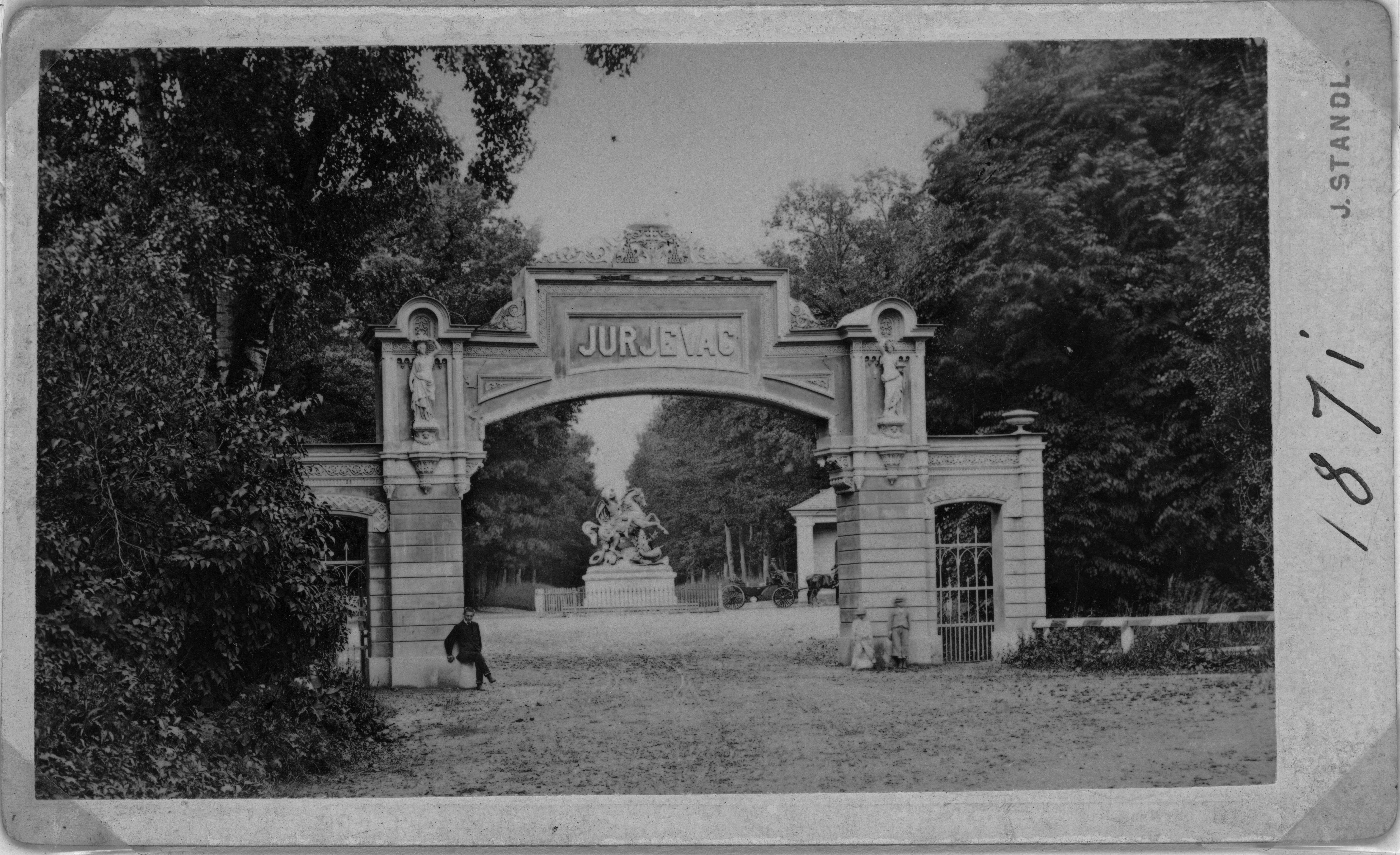 Ivan Standl, Zagreb, Maksimir - ulazni portal sa spomenikom sv. Jurja