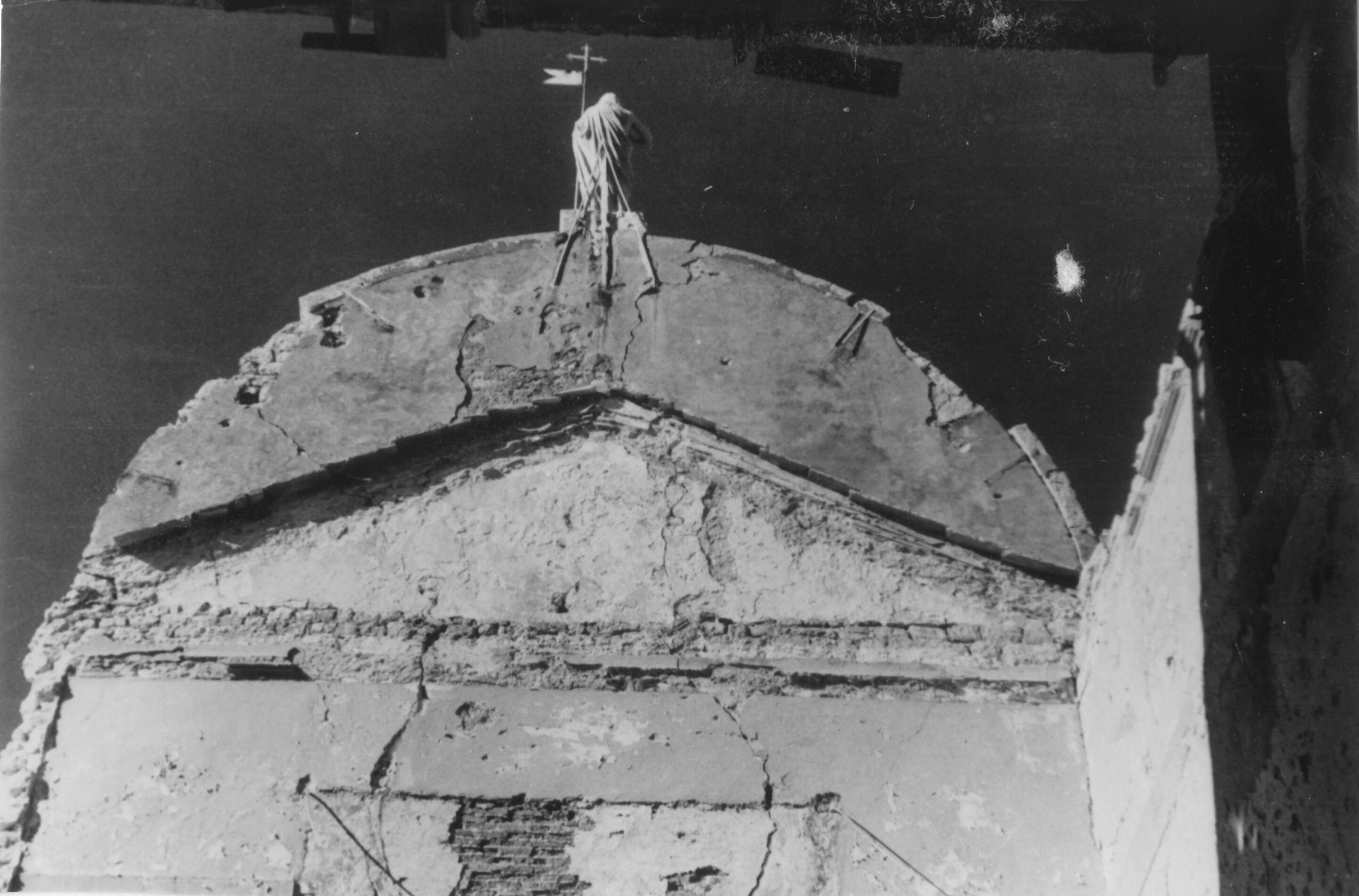 Branko Fučić, Osor, (otok Cres), crkva sv. Marije, katedrala, detalj unutrašnjosti: gornji dio glavnog pročelja; rana renesansa; oštećeno od bombardiranja 1943. godine