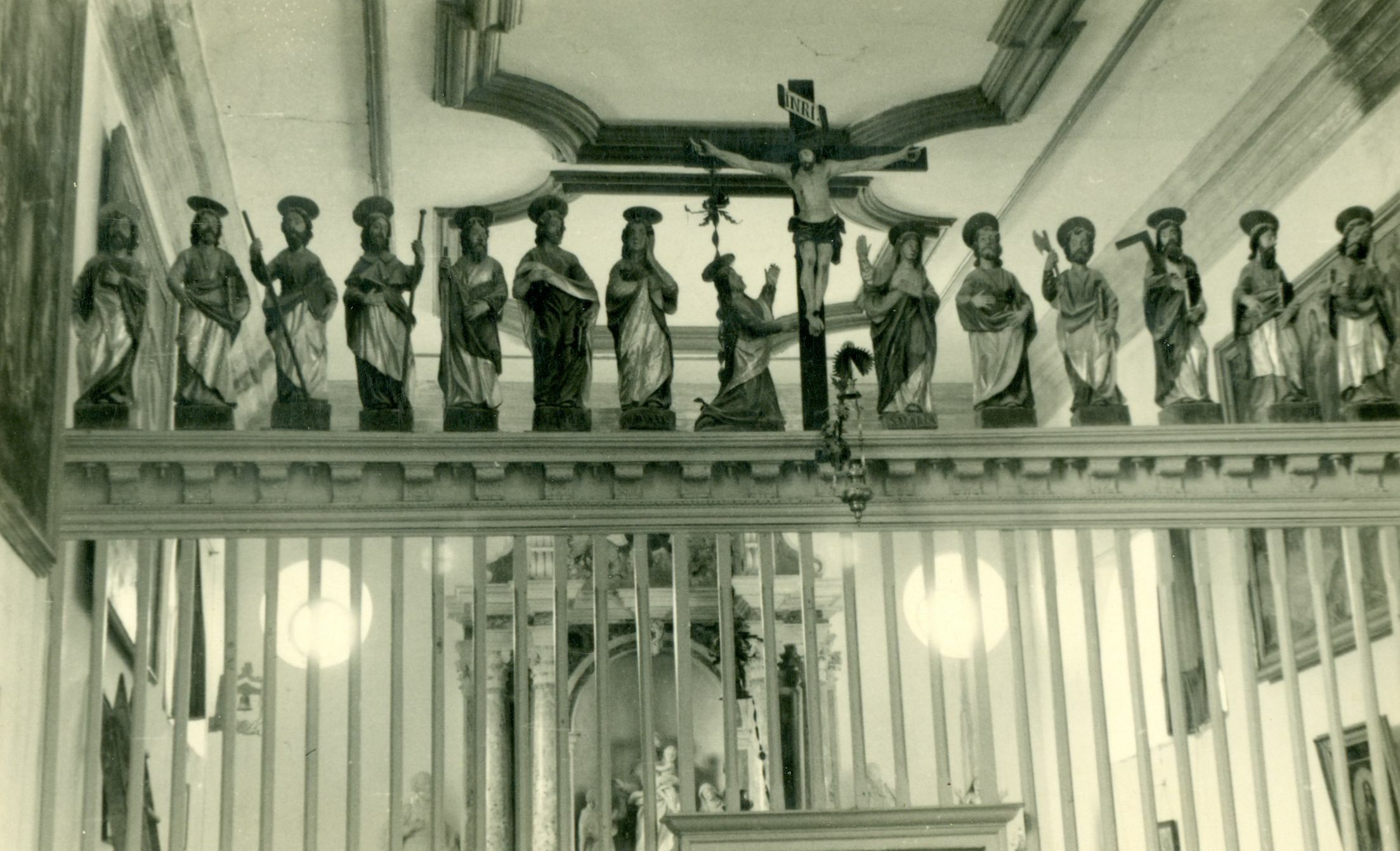 Branko Fučić, Labin, Kapelica Majke Božje od Zdravlja (Santa Maria della Salute), drveni septum pred svetištem s kipovima jedanaest apostola, tri Marije i Raspećem