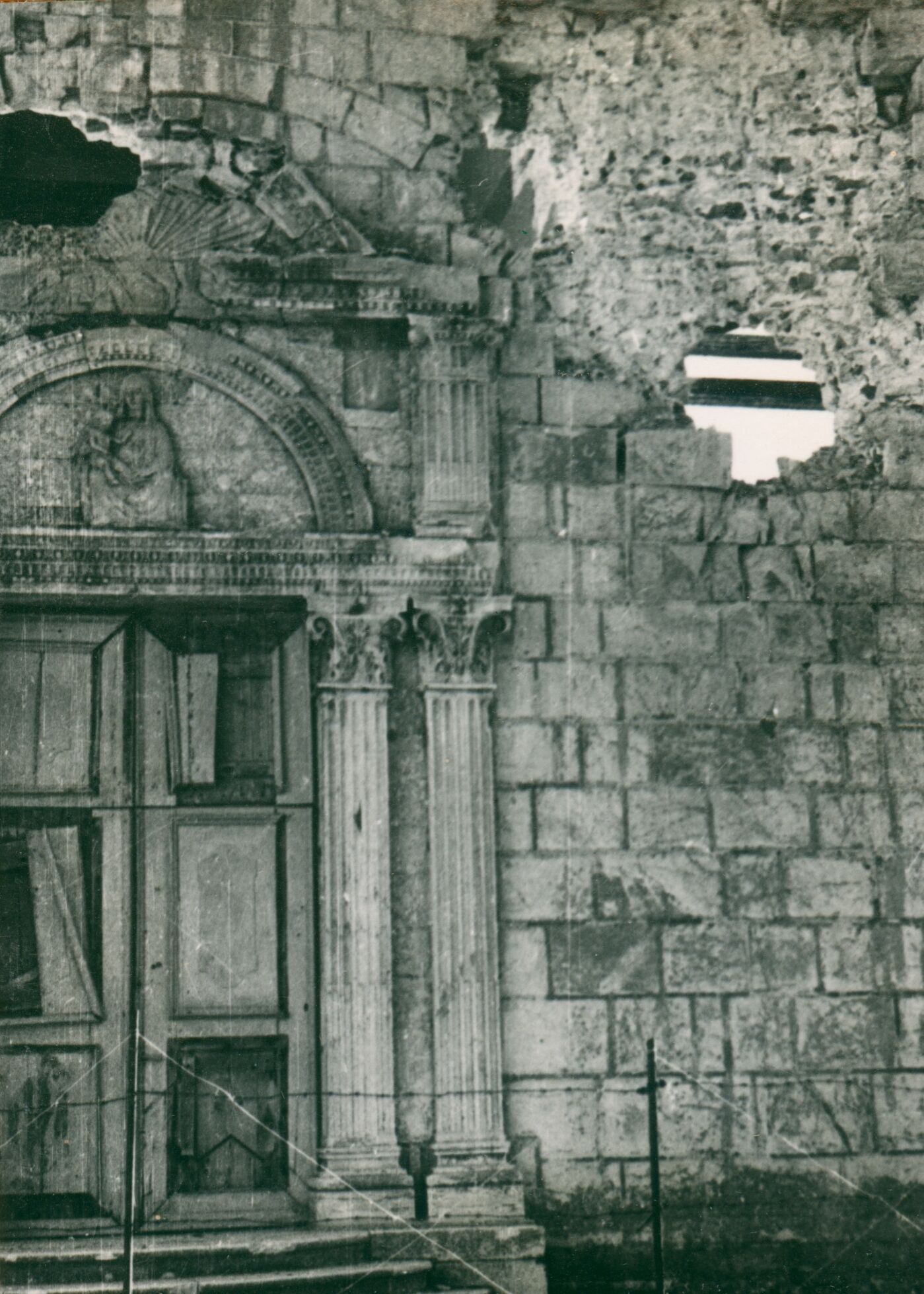 Branko Fučić, Osor (Mali Lošinj), Crkva sv. Gaudencija, portal s ratnim oštećenjima