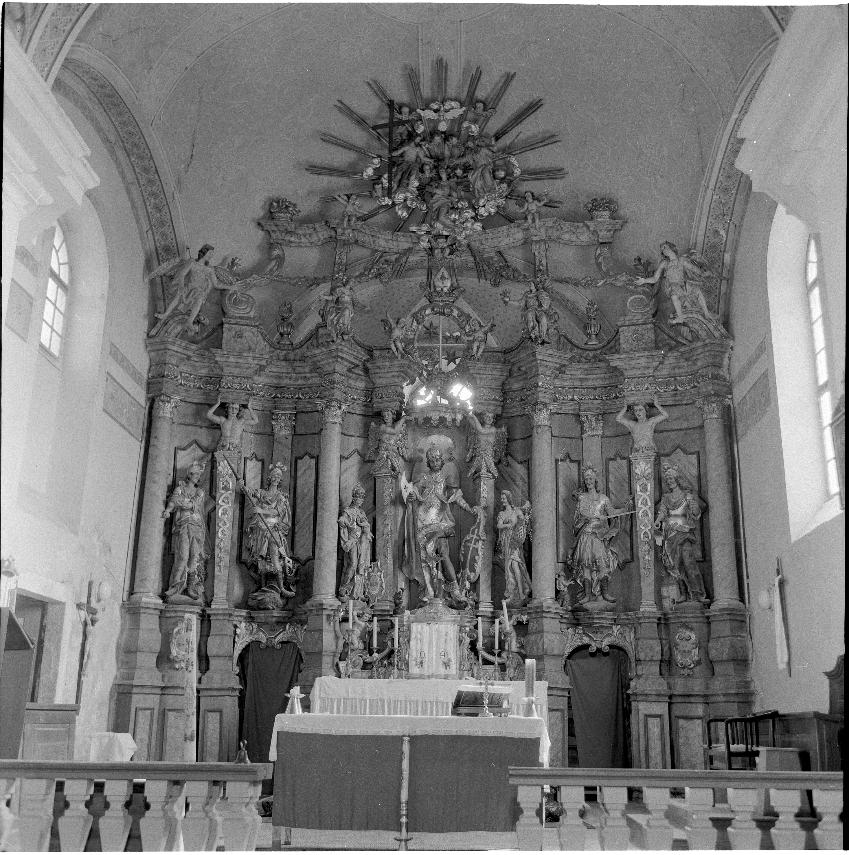 Nino Vranić, Pokupsko (Velika Gorica) - Župna crkva Uznesenja Blažene Djevice Marije - Pogled na glavni oltar (ranije Župna crkva sv. Ladislava)