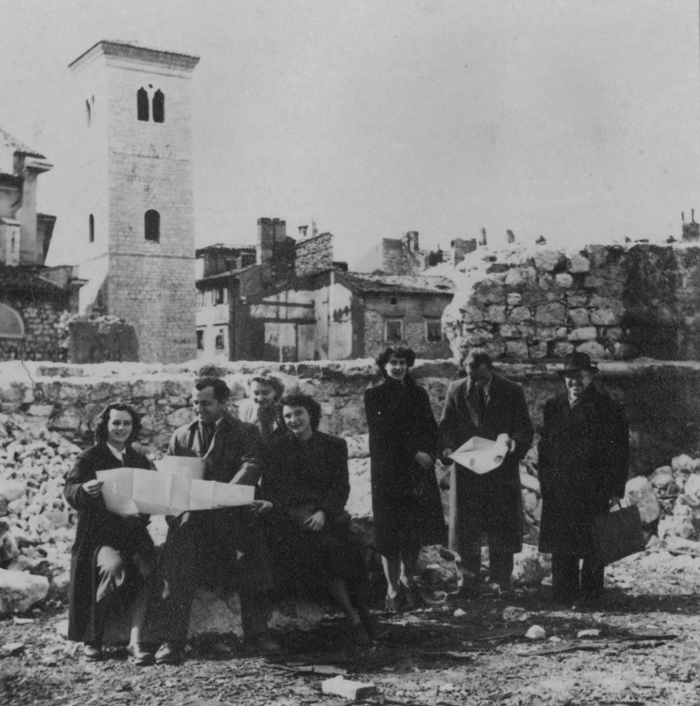 Branko Fučić, Rijeka, oštećeni gradski zid i pred njim komisija GNO-a Urbanističkog instituta: Kružić, Zdenko Kolacio, Vesna Jenko, Iva Perčić, Zdunić, Koko, Petrak