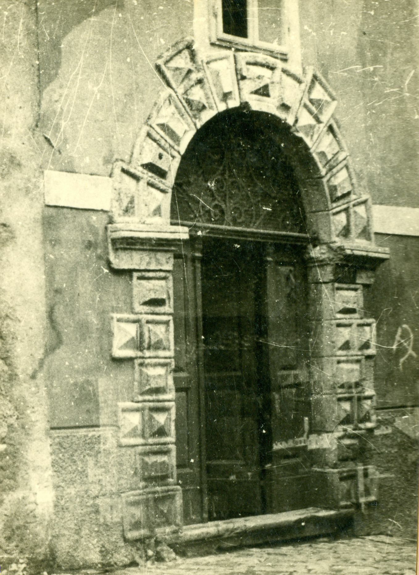 Branko Fučić, Cres, barokni portal kuće k. br. 207