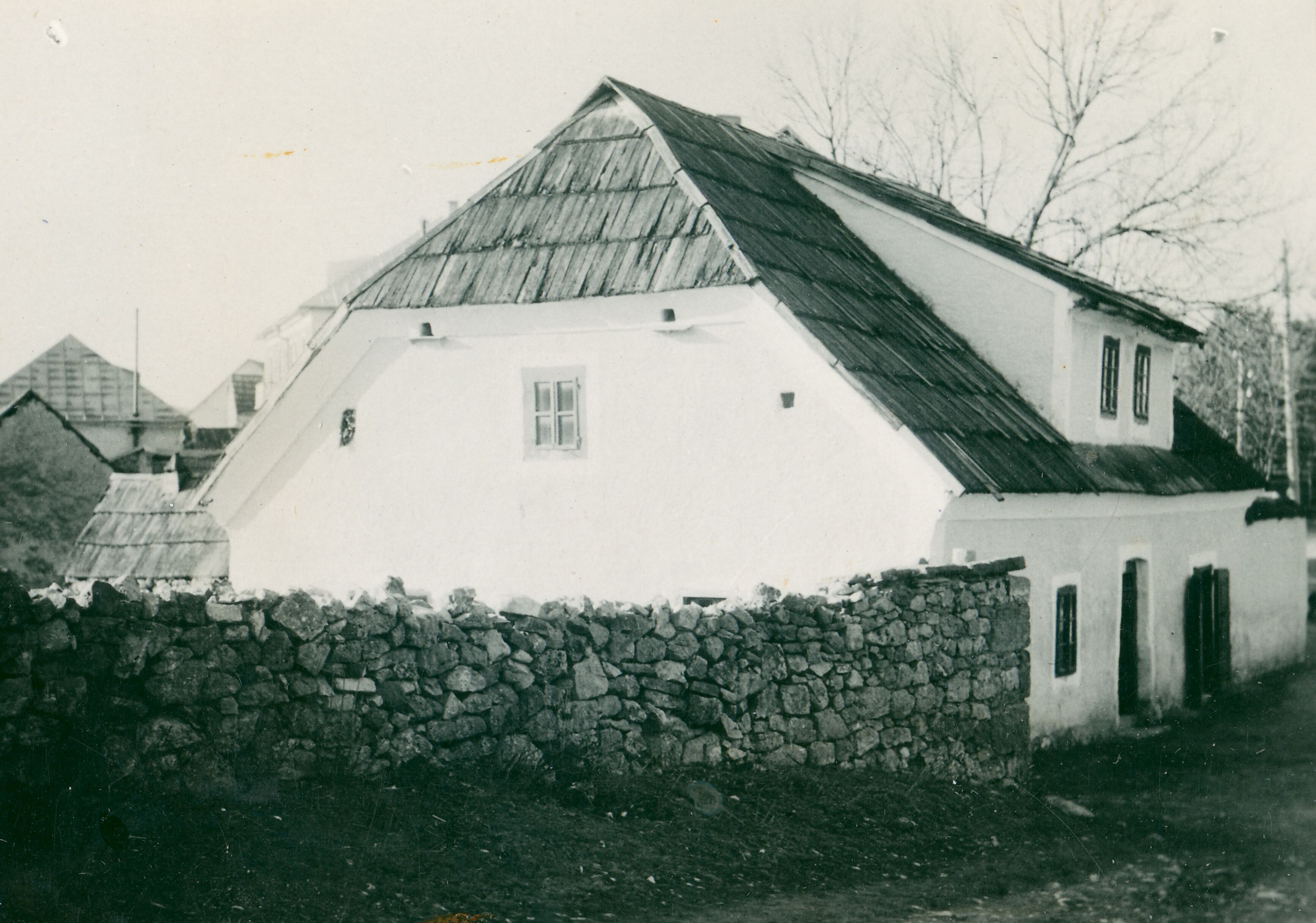 Većeslav Henneberg, Udbina - Kuća Omčikus, karakteristična za onaj kraj