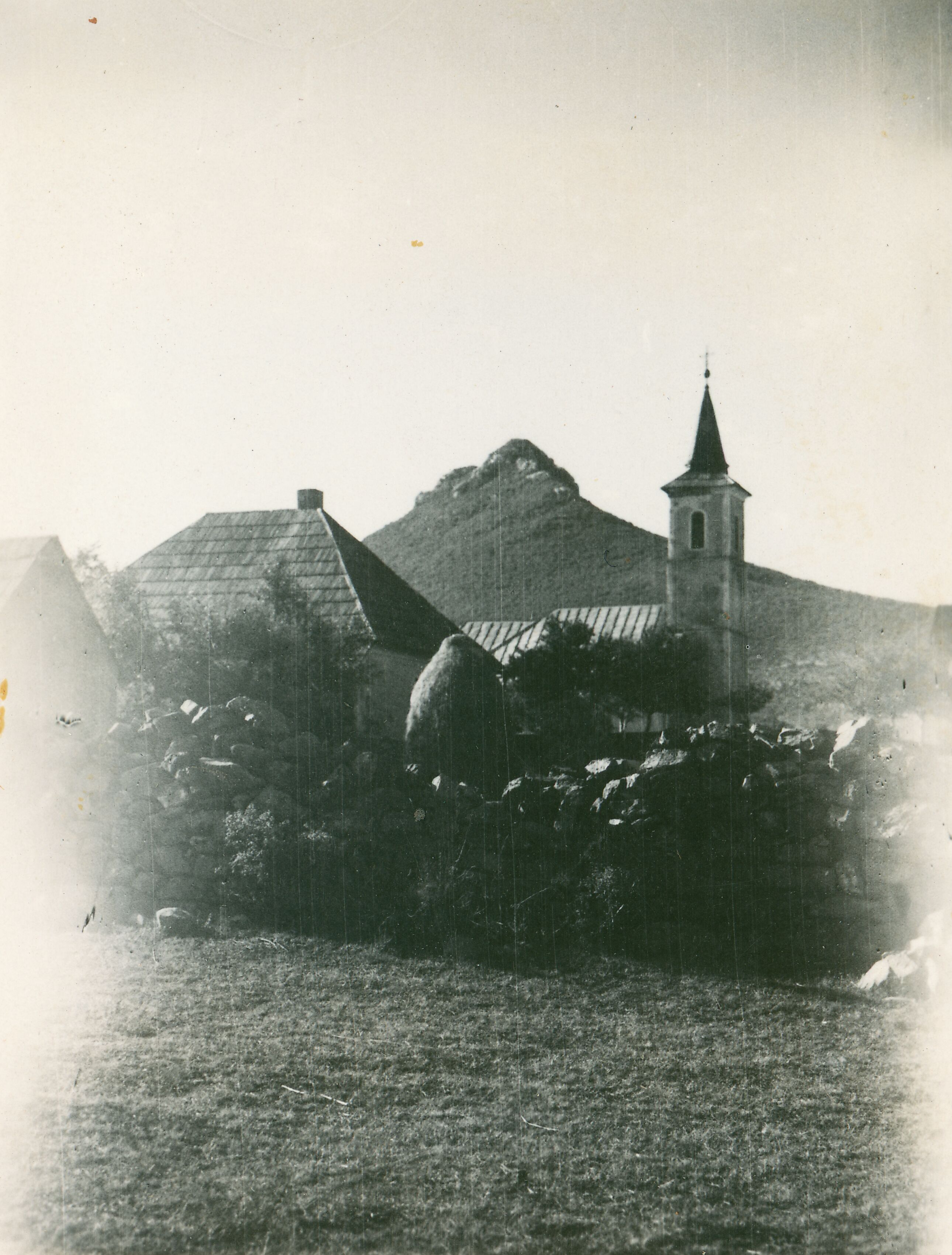 Većeslav Henneberg, Komić - Crkva parohijska sv. Nikole iz 1775. g. (porušena 1948. g.)