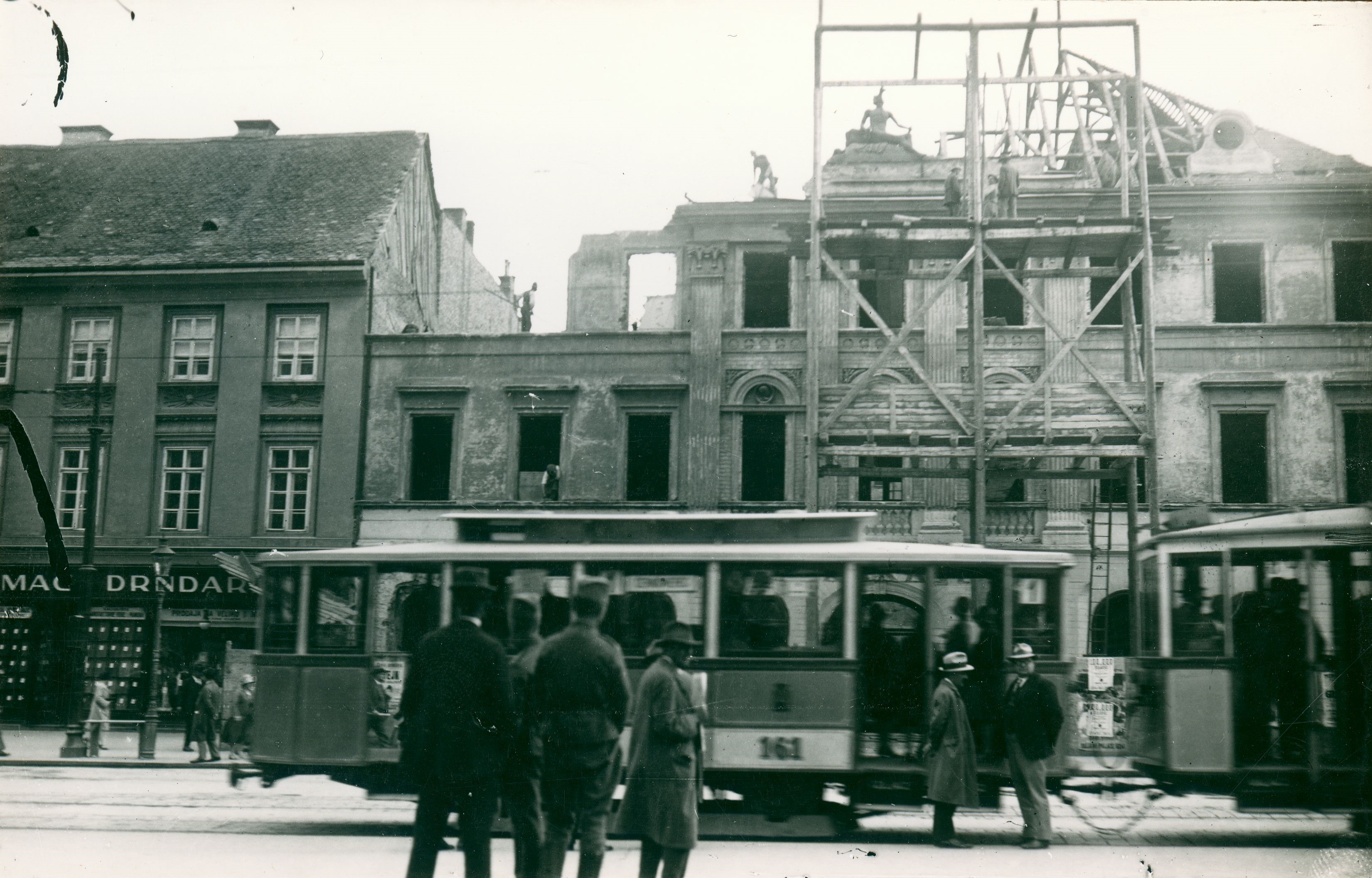 Vladimir Horvat, Zagreb - Trg bana Jelačića, rušenje velike kavane