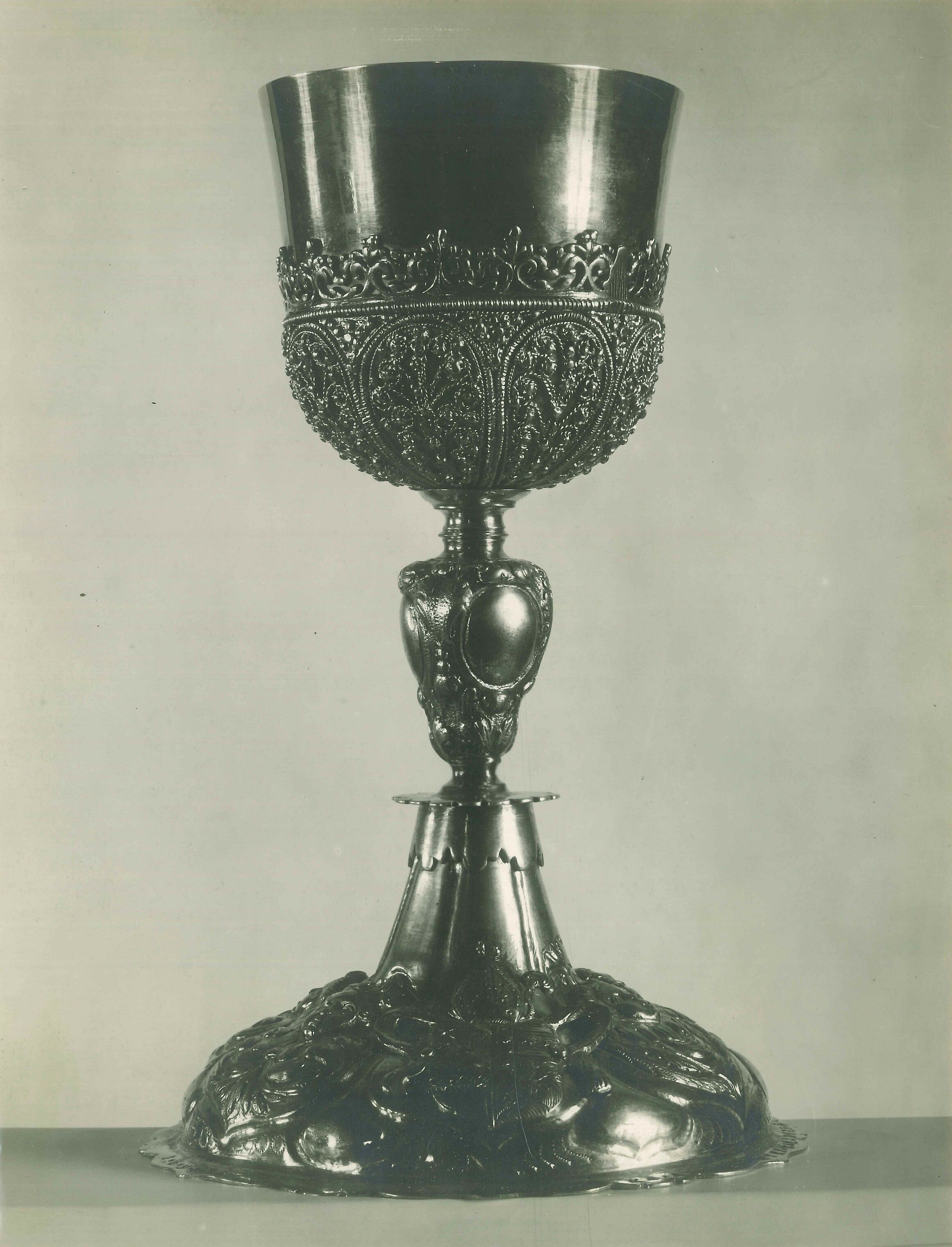 Vladimir Tkalčić, Zagreb - Zagrebačka katedrala - Kalež od srebra, pozlaćen, s grbom kanonika Znike (oko 1700. godine)