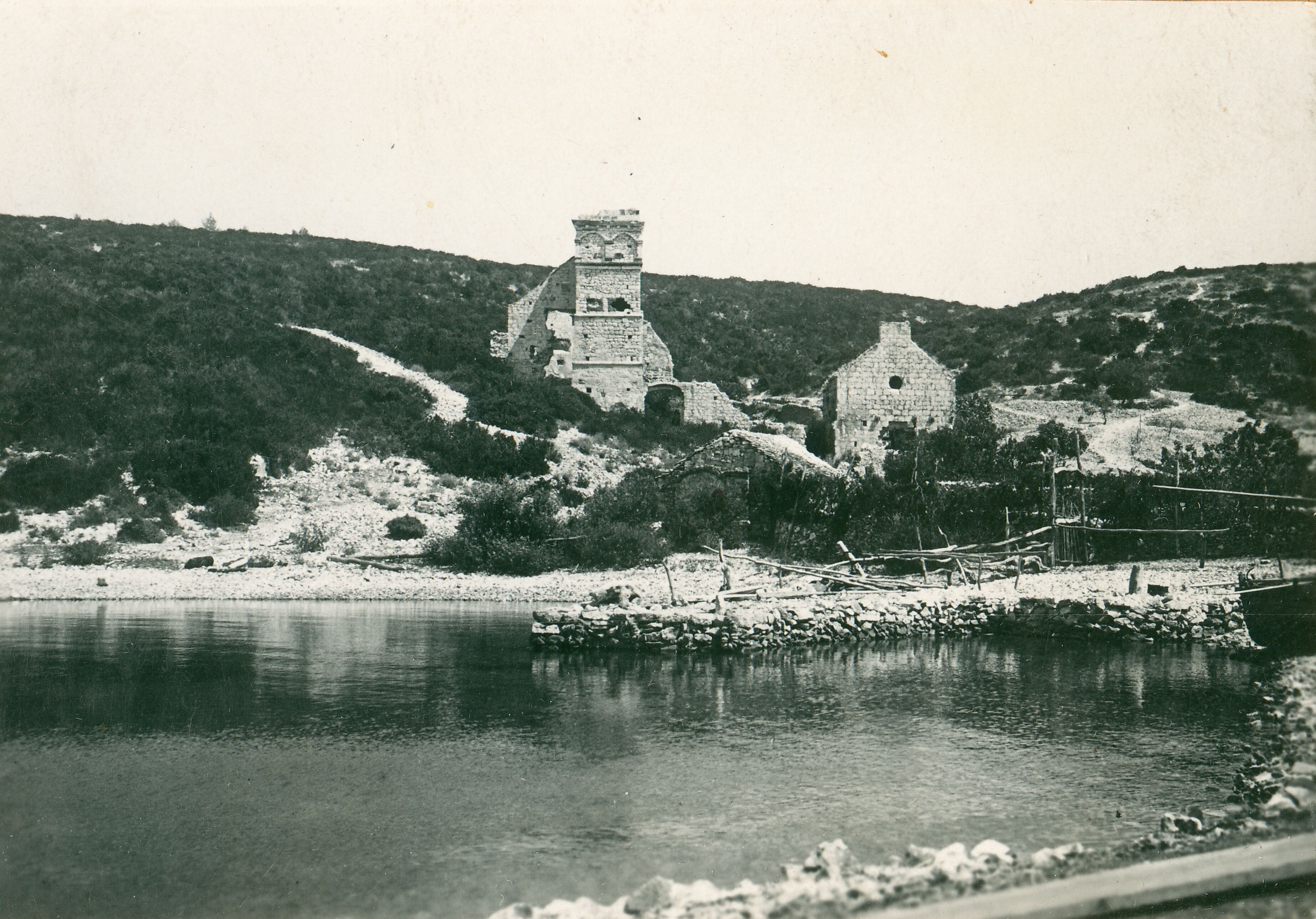 Većeslav Henneberg, Šćedro - Crkva i samostan u ruševinama