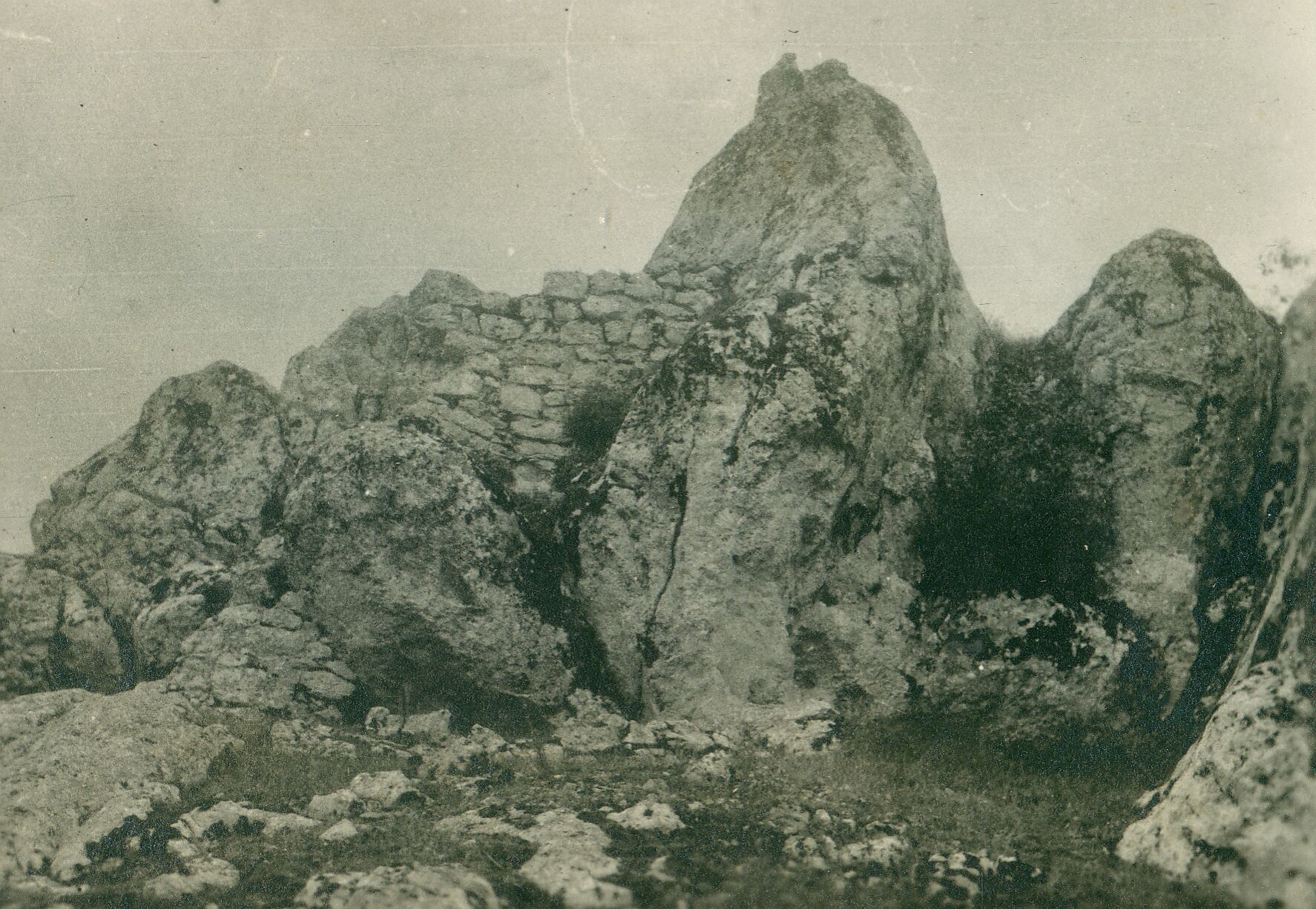 Većeslav Henneberg, Ostrovica Lička - Grad, zid na sjevernoj strani do Kuka