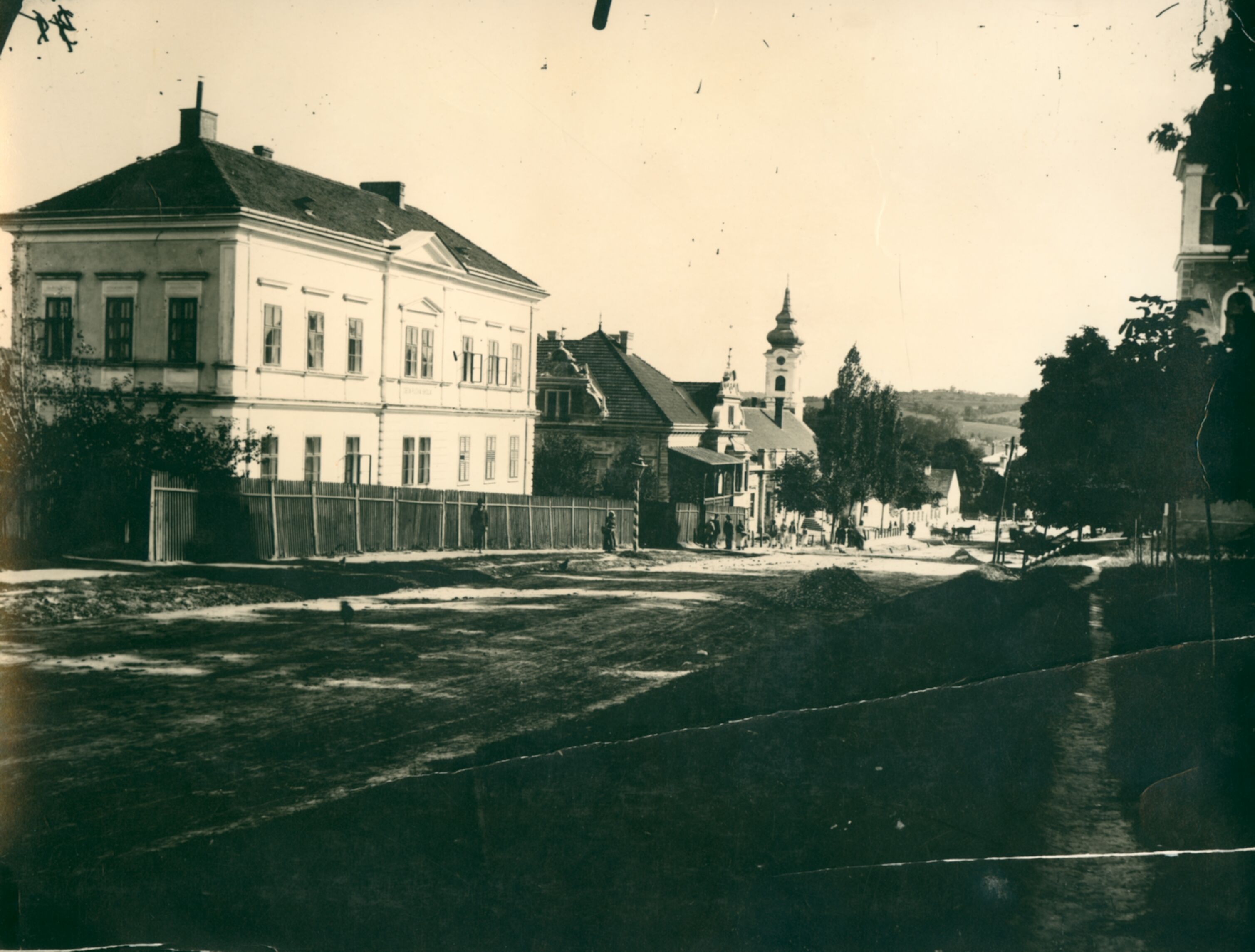 Dragutin Hodina (?), Daruvar – veduta s katoličkom crkvom (desno) i pravoslavnom (lijevo), lijevo škola