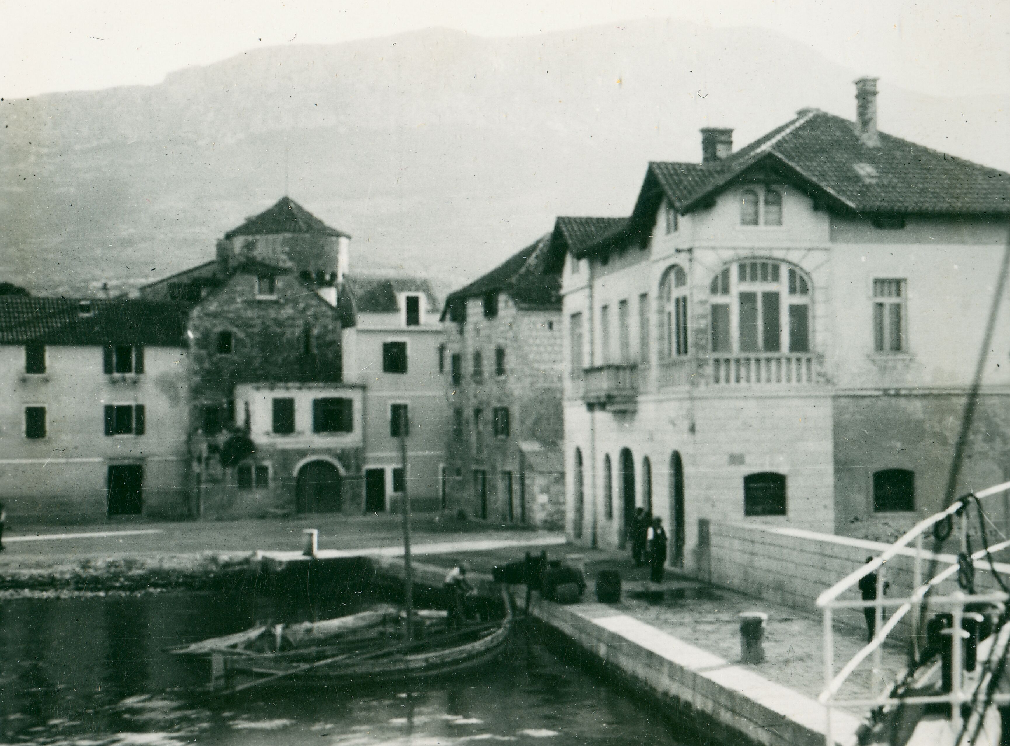Većeslav Henneberg, Kaštel Kambelovac - Veduta mjesta s malom lukom