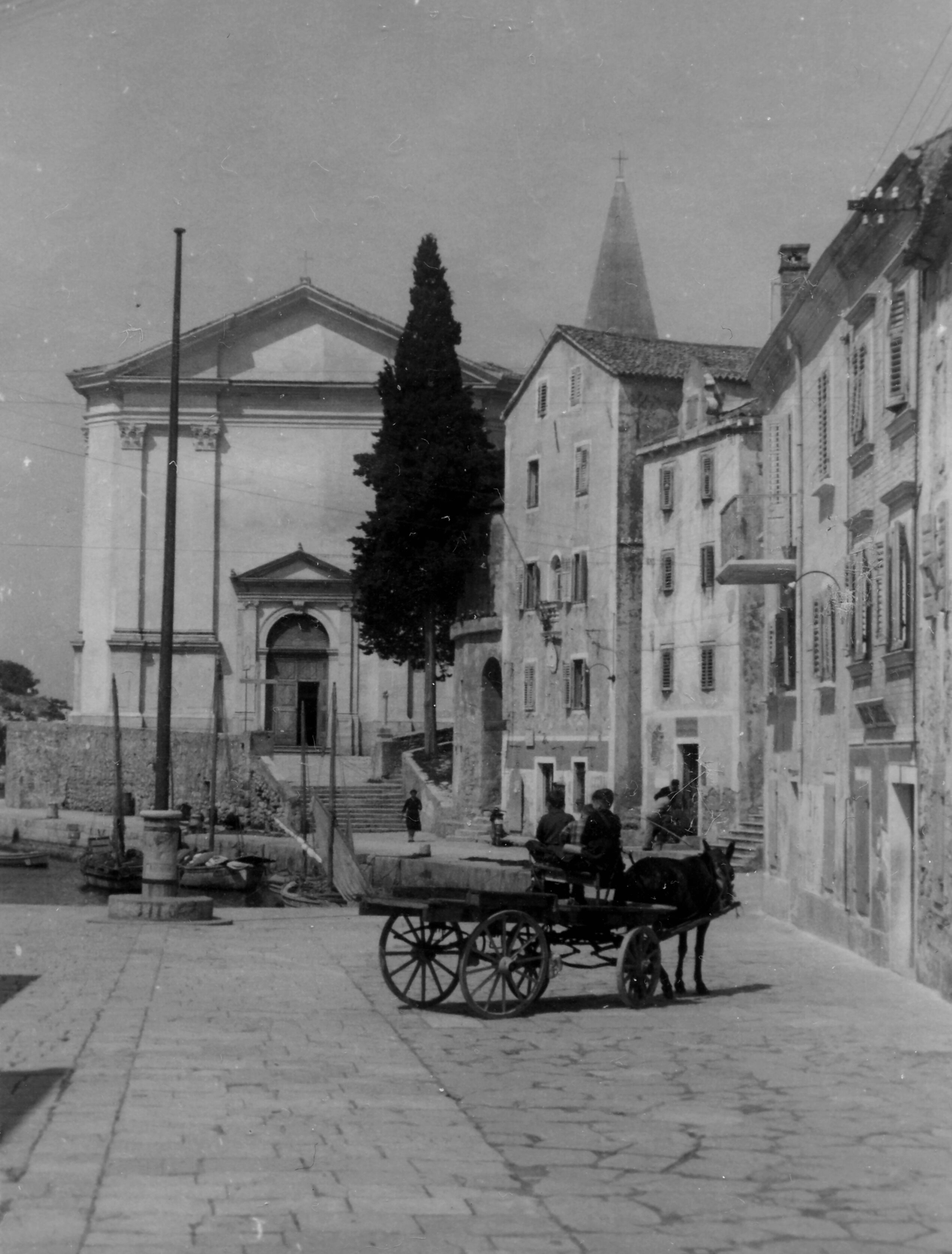 Branko Fučić, Veli Lošinj, obalni potez koji zaključuje glavno pročelje župne crkve sv. Antuna Opata Pustinjaka