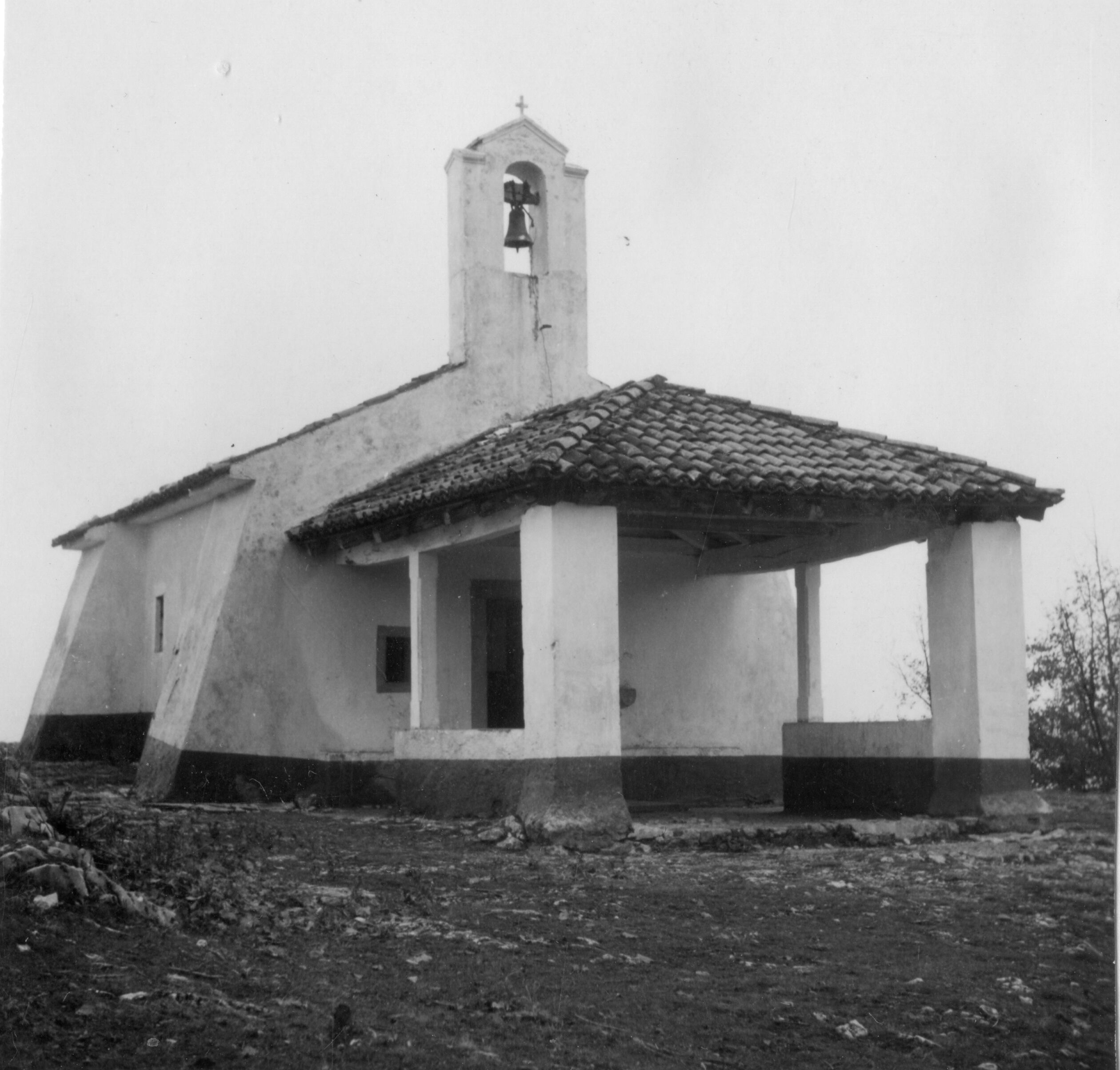 Branko Fučić, Opače (Mošćenička Draga)- već od 1918. Sveta Jelena (Mošćenička Draga), no Fučić lokalitet zove starim nazivom), kapela sv. Jelene, vanjština: uz korpus kapele dozidana lopica
