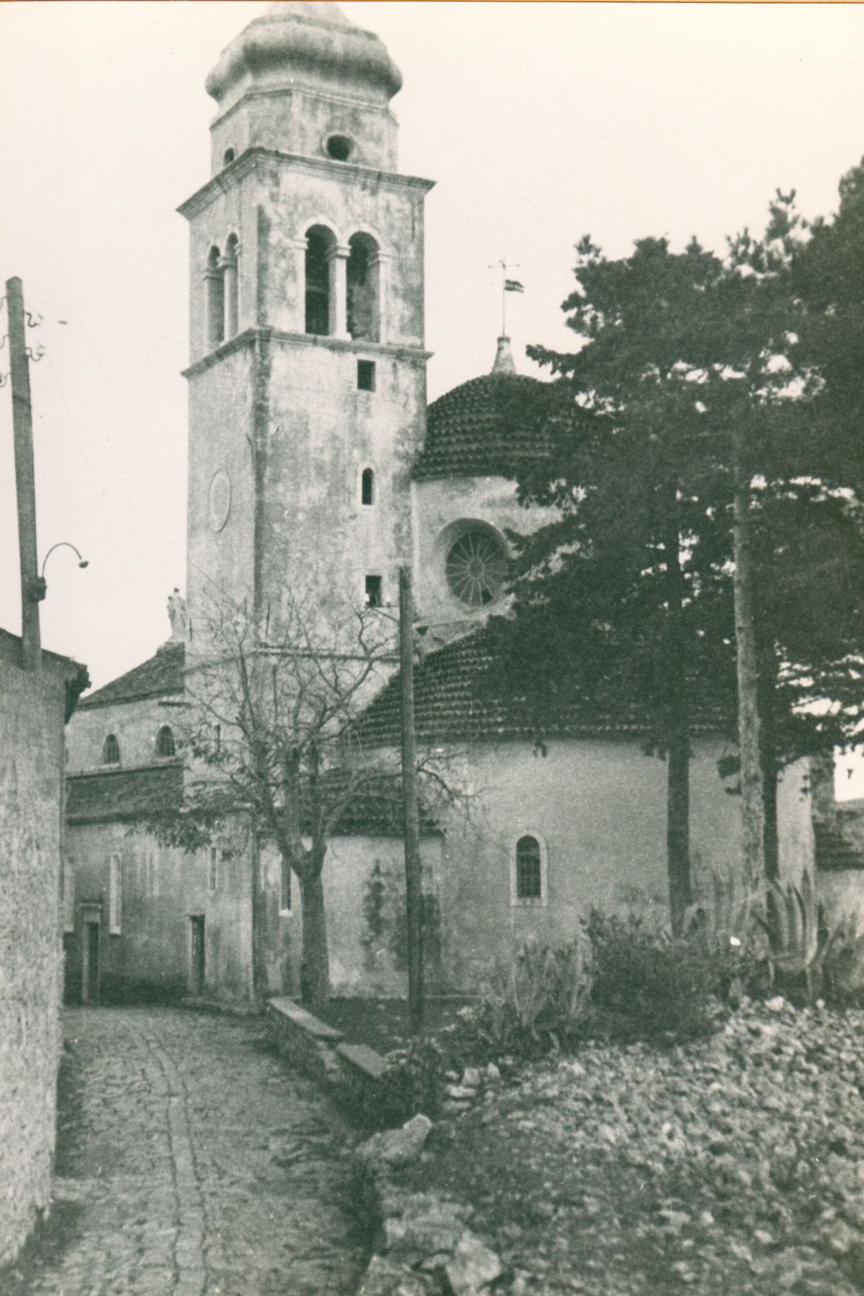Branko Fučić, Veli Lošinj, crkva franjevačka sv. Ane, pogled izvana na prezbiterij i zvonik
