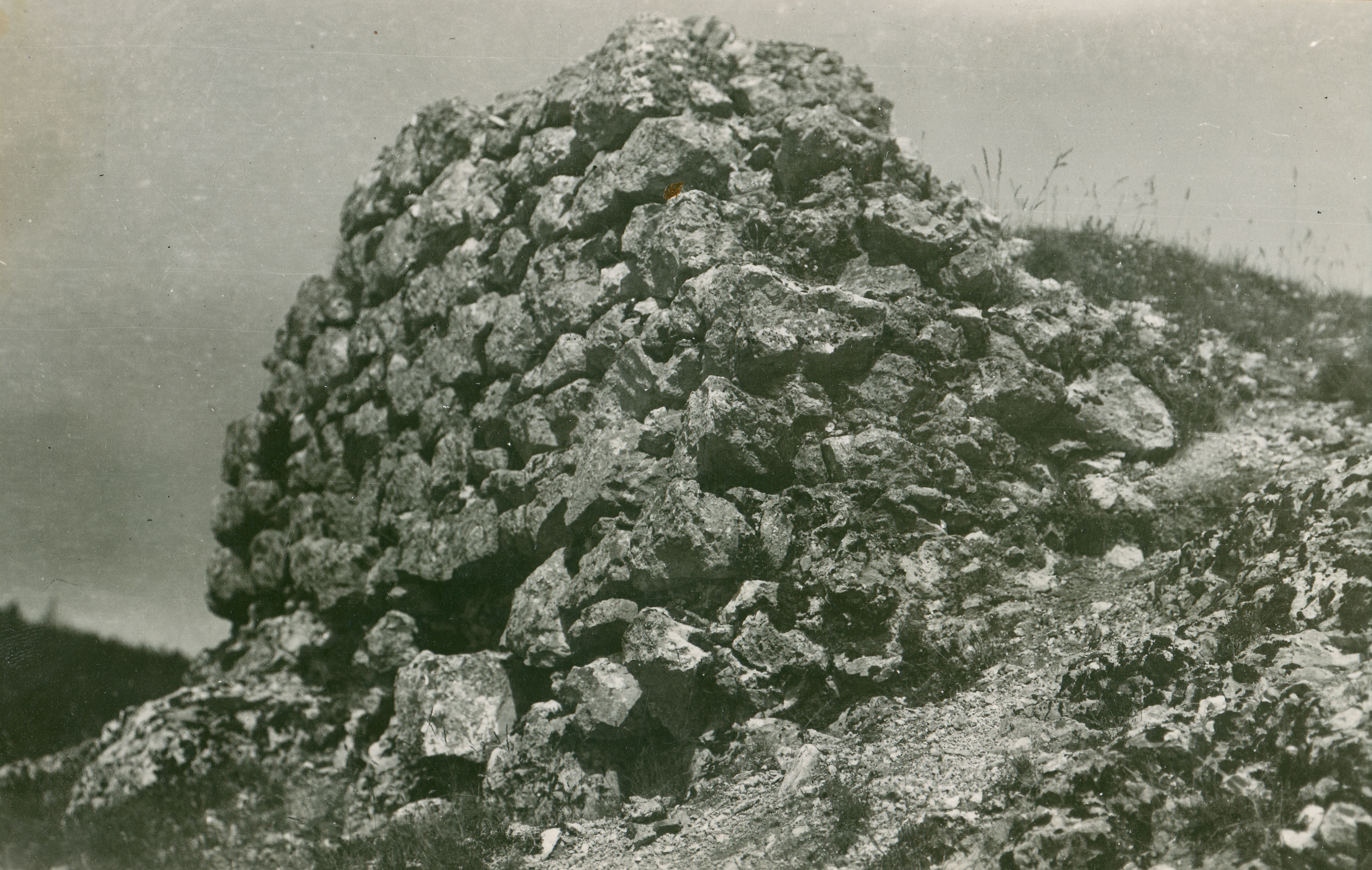 Većeslav Henneberg, Mrsinj - Grad Frankopana, detalj zapadnog zida