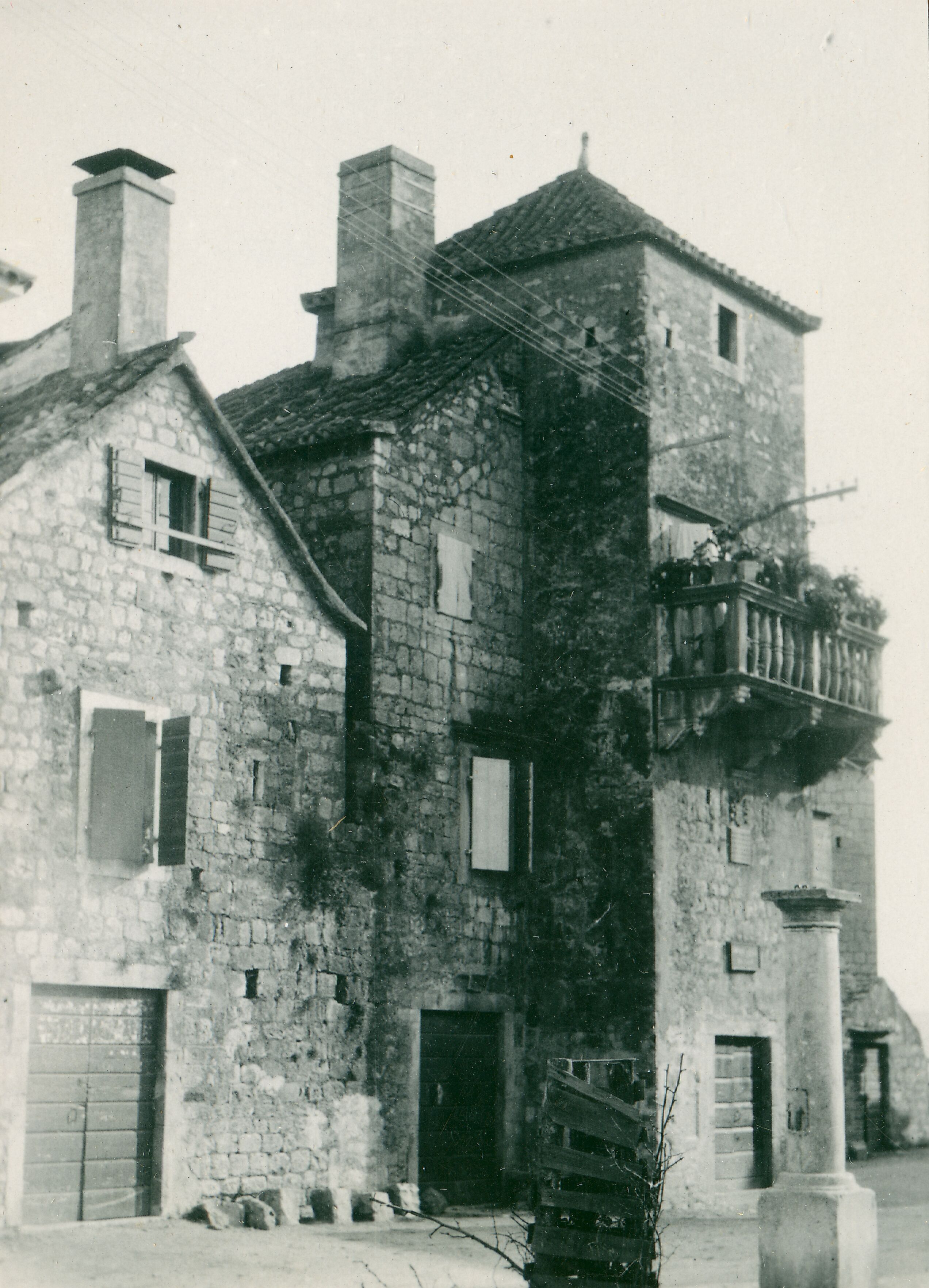 Većeslav Henneberg, Kaštel Štafilić - Kaštel s kulom, građen od Stafilea u 16. st.