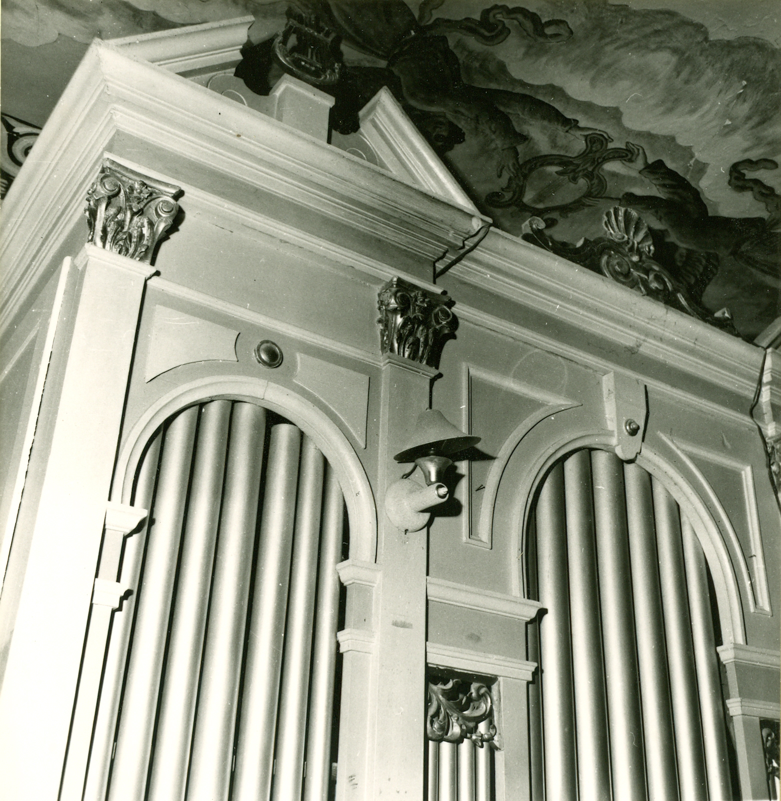 Nino Vranić, Harkanovci (Našice) - Župna crkva Blažene Djevice Marije - Detalj prospekta - gornji dio lijevog i centralnog polja