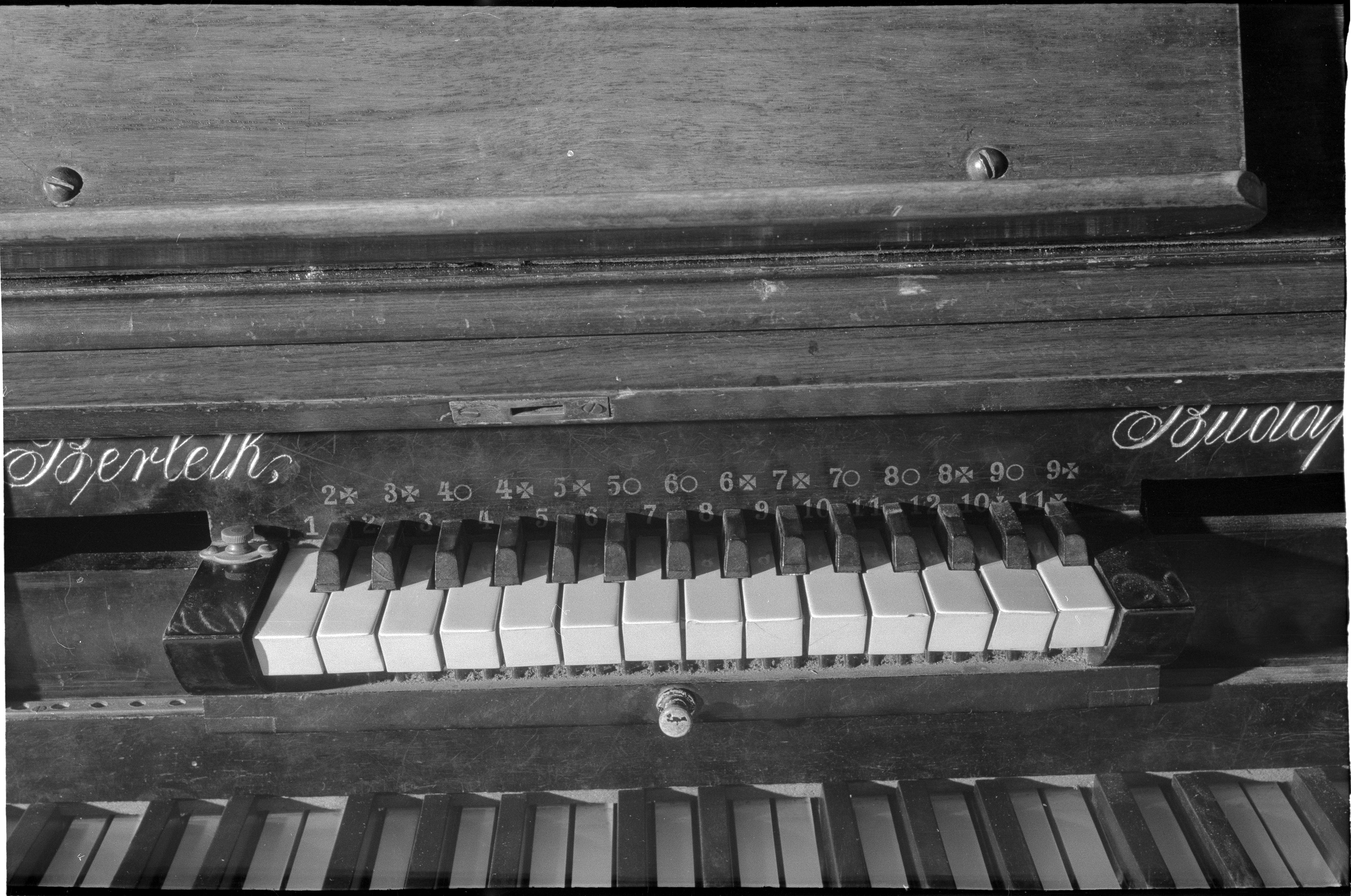 Ermin Armano, Rijeka (Rijeka) - Samostan sestara Srca Isusova - Detalj harmonija - klavijatura