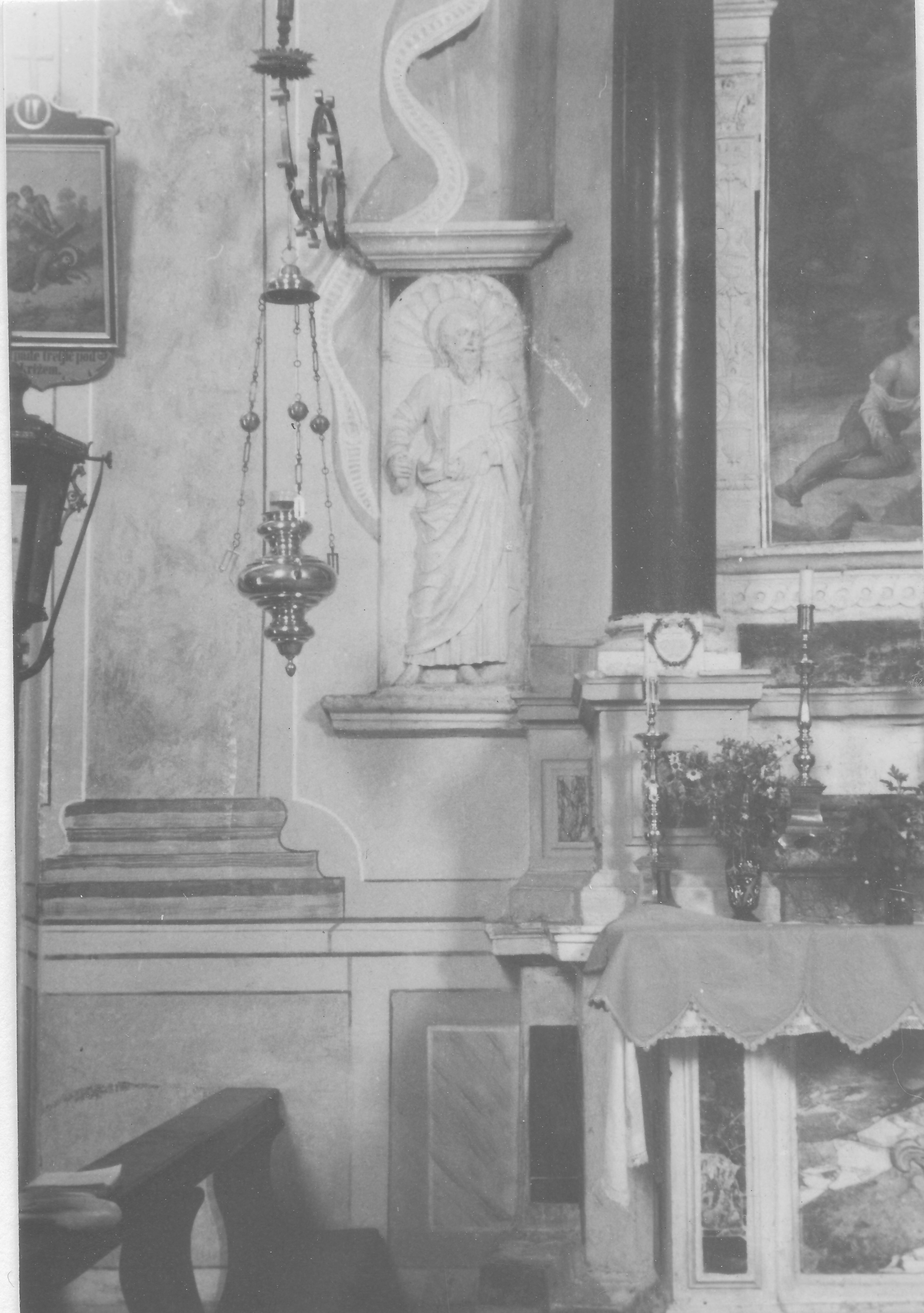 Branko Fučić, Sveti Petar (Ilovik), crkva sv. Petra (San Pietro del Amatta), dio unutrašnjosti: dio lijevog oltara, lijevo od njega renesansni kameni reljef sv. Petra