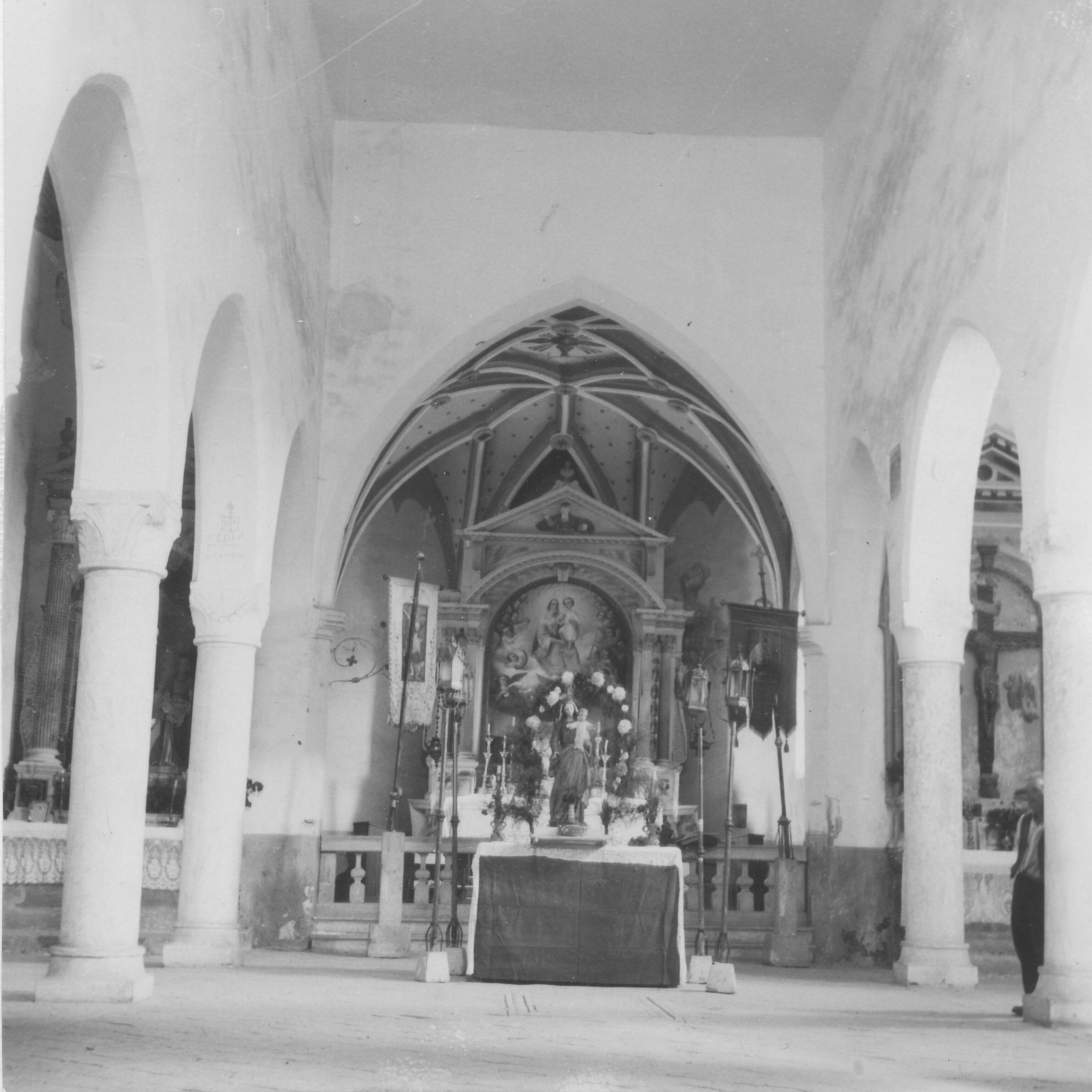 Branko Fučić, Čepić (Oprtalj) - Crkva sv. Marije Snježne, unutrašnjost: pogled na dio srednje lađe, kolonade i svetište; gradio Petrus de Lubiana i Matus da Pola, 1492. godine