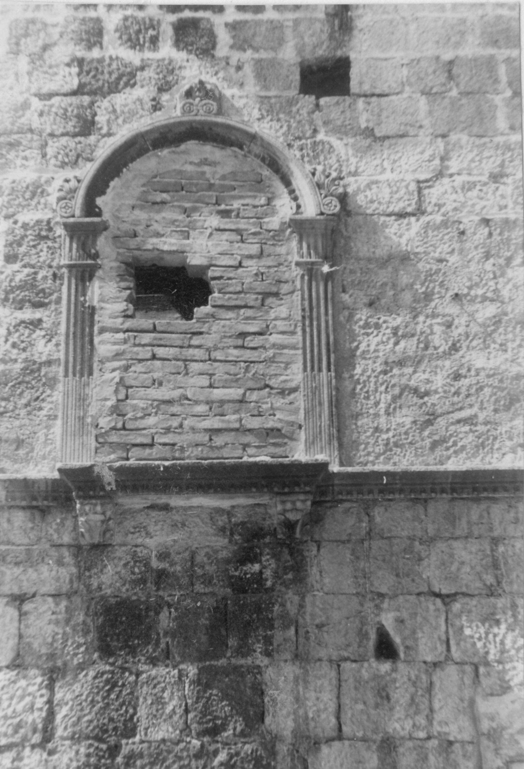 Branko Fučić, Cres, pročelje palazzetta Arsan Petris, detalj pročelja: zazidani prozor, venecijanska gotika