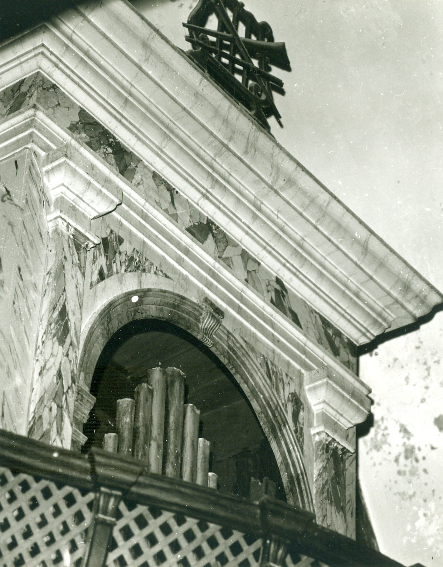 Nino Vranić, Komiža (Vis) - Župna crkva Gospe Gusarice - Pogled sa strane na prospekt