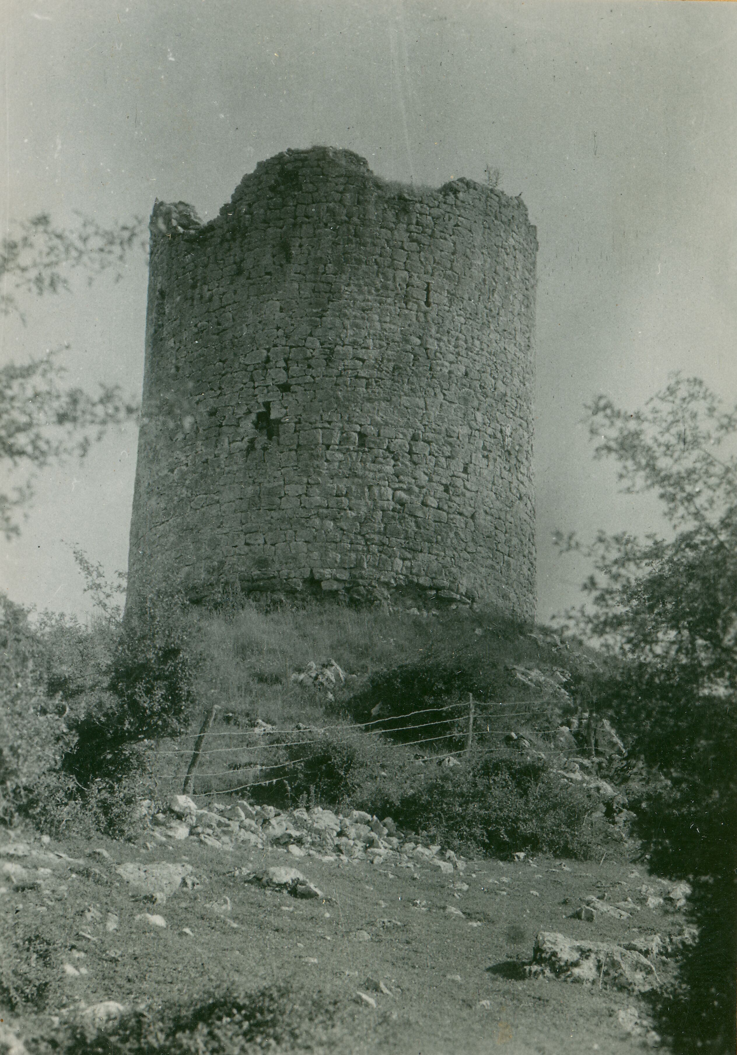 Većeslav Henneberg, Perušić - Grad Perušićkih (s ogradom)